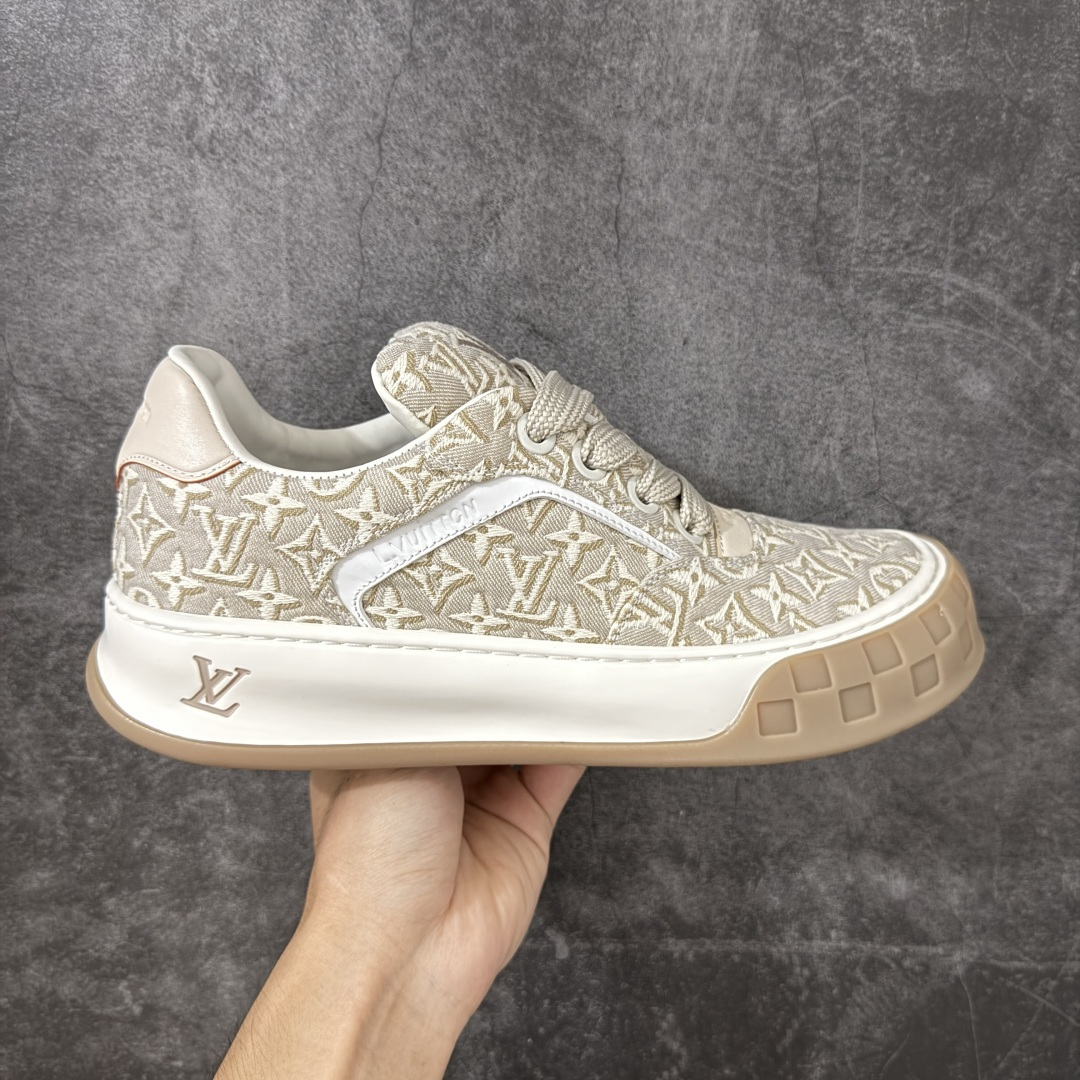 【HS顶级礼盒版】LV 路易威登LOUIS VUITTON Tilted Low Sneakers 倾斜系列低帮复古休闲运动文化百搭板鞋 2026早春款板鞋 饼干鞋 礼盒包装 私模开发大底 正确细节 原鞋原材料1：1打造 完美版型做工 欢迎对比市场任何品质的货品 广东原产 专业LV大厂出品 正确底 大底开发近半年 原楦型开发纸版 全鞋原材料打造 细节 针车 烫金 中底无可挑剔 包装说明书防尘布袋物件(附送官方快递加固牛皮纸外盒!!)# 尺码：39 40 41 42 43 44 45 46-选品中心