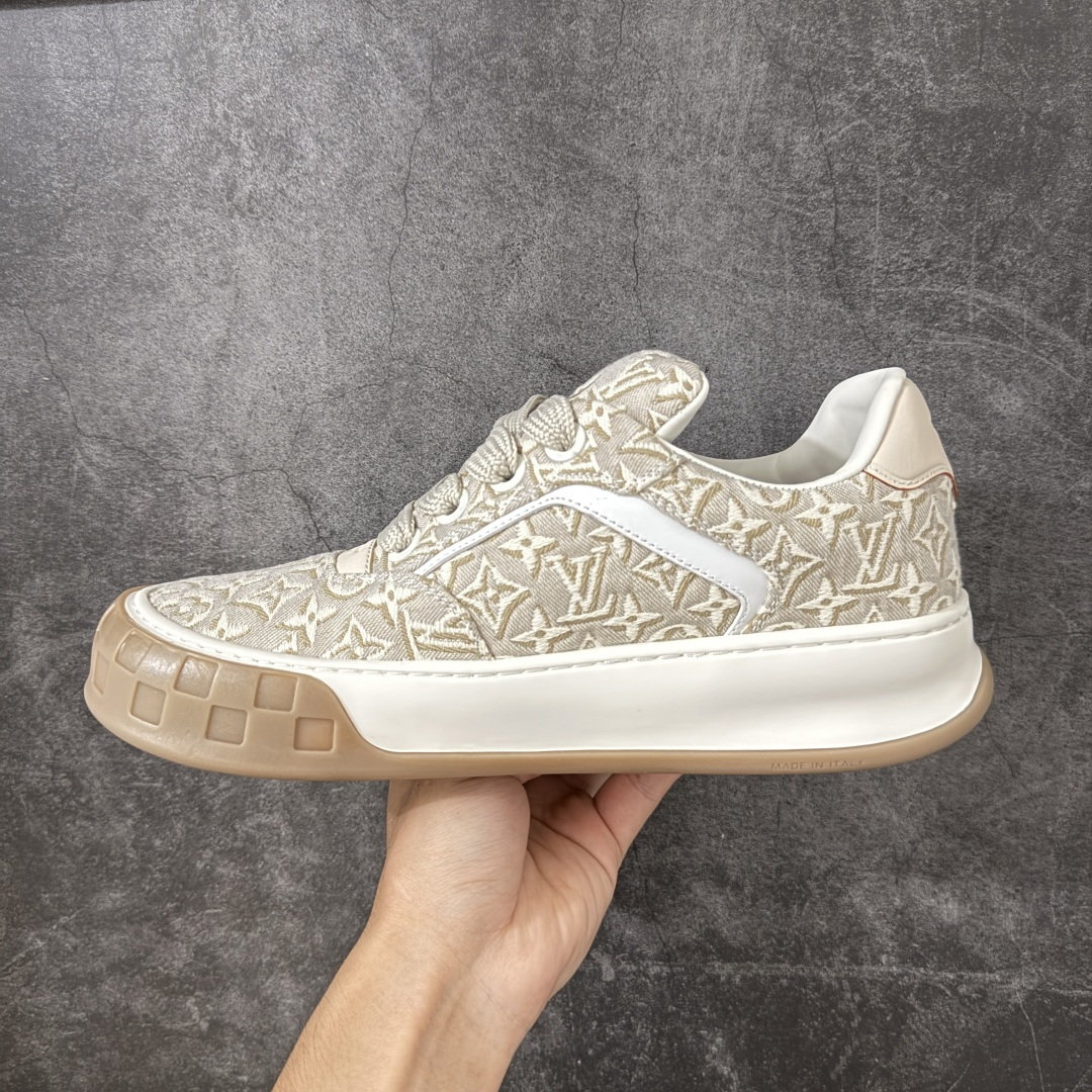 图片[2]-【HS顶级礼盒版】LV 路易威登LOUIS VUITTON Tilted Low Sneakers 倾斜系列低帮复古休闲运动文化百搭板鞋 2026早春款板鞋 饼干鞋 礼盒包装 私模开发大底 正确细节 原鞋原材料1：1打造 完美版型做工 欢迎对比市场任何品质的货品 广东原产 专业LV大厂出品 正确底 大底开发近半年 原楦型开发纸版 全鞋原材料打造 细节 针车 烫金 中底无可挑剔 包装说明书防尘布袋物件(附送官方快递加固牛皮纸外盒!!)# 尺码：39 40 41 42 43 44 45 46-选品中心