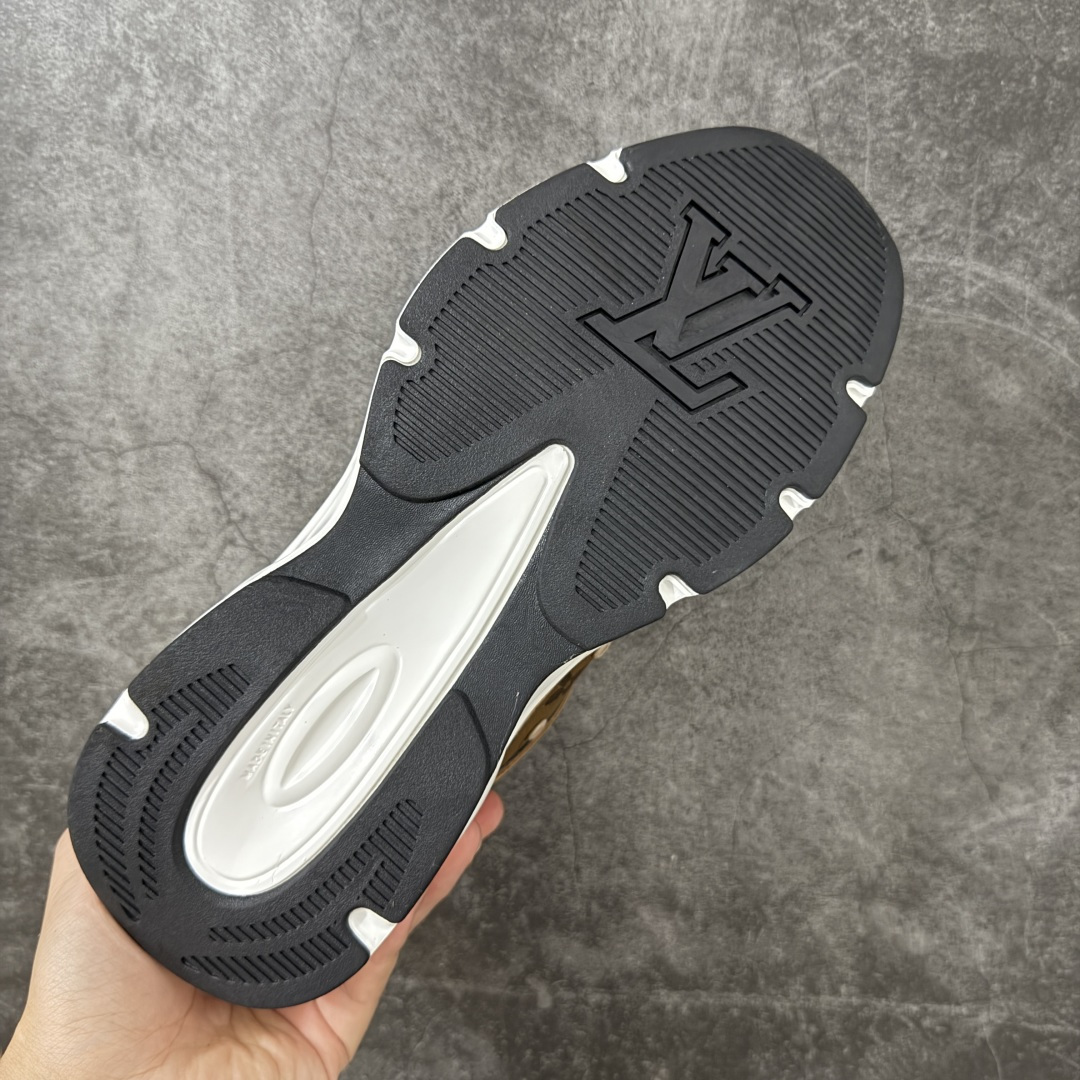 图片[9]-【公司级礼盒版】Lv Tatic Runner Tatic Runner系列厚底老爹鞋 高奢运动鞋 顶级莞产大厂出品👏 是品牌近年推出的复古运动风鞋款 主打街头潮流与日常穿搭结合的风格 鞋身侧面带有醒目的字母标识 后跟处印有\”VUITTON\”字样 辨识度拉满 采用锯齿状防滑橡胶大底 搭配加厚中底 自带增高效果的同时 也提供了优秀的抓地力和缓震性能，适配日常通勤、城市漫步等多种场景 ■面料： 原版进口绒面皮革＋透气网眼 ■内里：原版定制透气网里 ■鞋底：原版开模双色TPU组合底 ■底厚：5CM ■货号： 3732 ■尺码： 40 41 42 43 44 45-选品中心