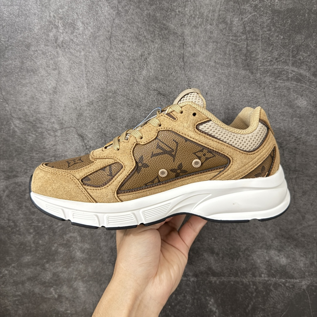 图片[2]-【公司级礼盒版】Lv Tatic Runner Tatic Runner系列厚底老爹鞋 高奢运动鞋 顶级莞产大厂出品👏 是品牌近年推出的复古运动风鞋款 主打街头潮流与日常穿搭结合的风格 鞋身侧面带有醒目的字母标识 后跟处印有\”VUITTON\”字样 辨识度拉满 采用锯齿状防滑橡胶大底 搭配加厚中底 自带增高效果的同时 也提供了优秀的抓地力和缓震性能，适配日常通勤、城市漫步等多种场景 ■面料： 原版进口绒面皮革＋透气网眼 ■内里：原版定制透气网里 ■鞋底：原版开模双色TPU组合底 ■底厚：5CM ■货号： 3732 ■尺码： 40 41 42 43 44 45-选品中心