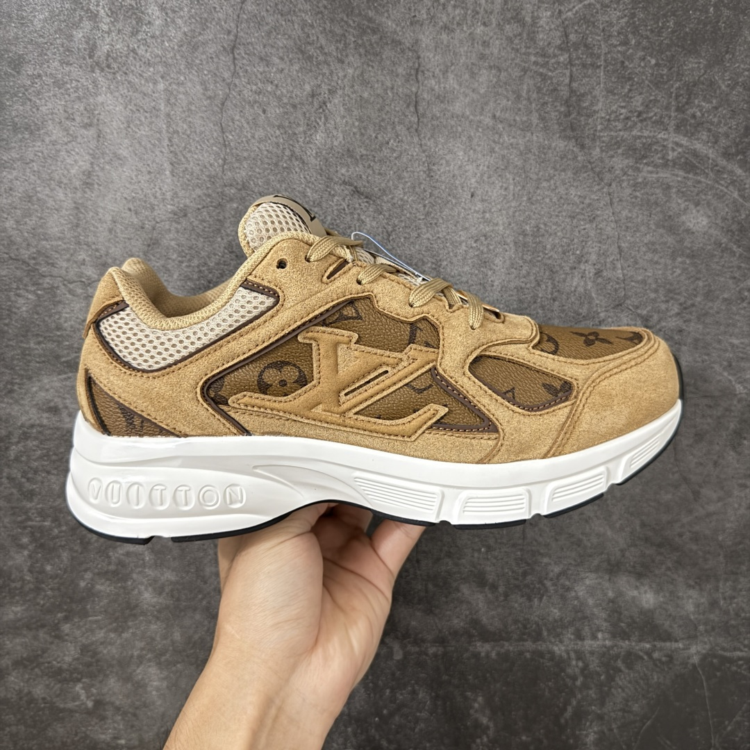 【公司级礼盒版】Lv Tatic Runner Tatic Runner系列厚底老爹鞋 高奢运动鞋 顶级莞产大厂出品👏 是品牌近年推出的复古运动风鞋款 主打街头潮流与日常穿搭结合的风格 鞋身侧面带有醒目的字母标识 后跟处印有\