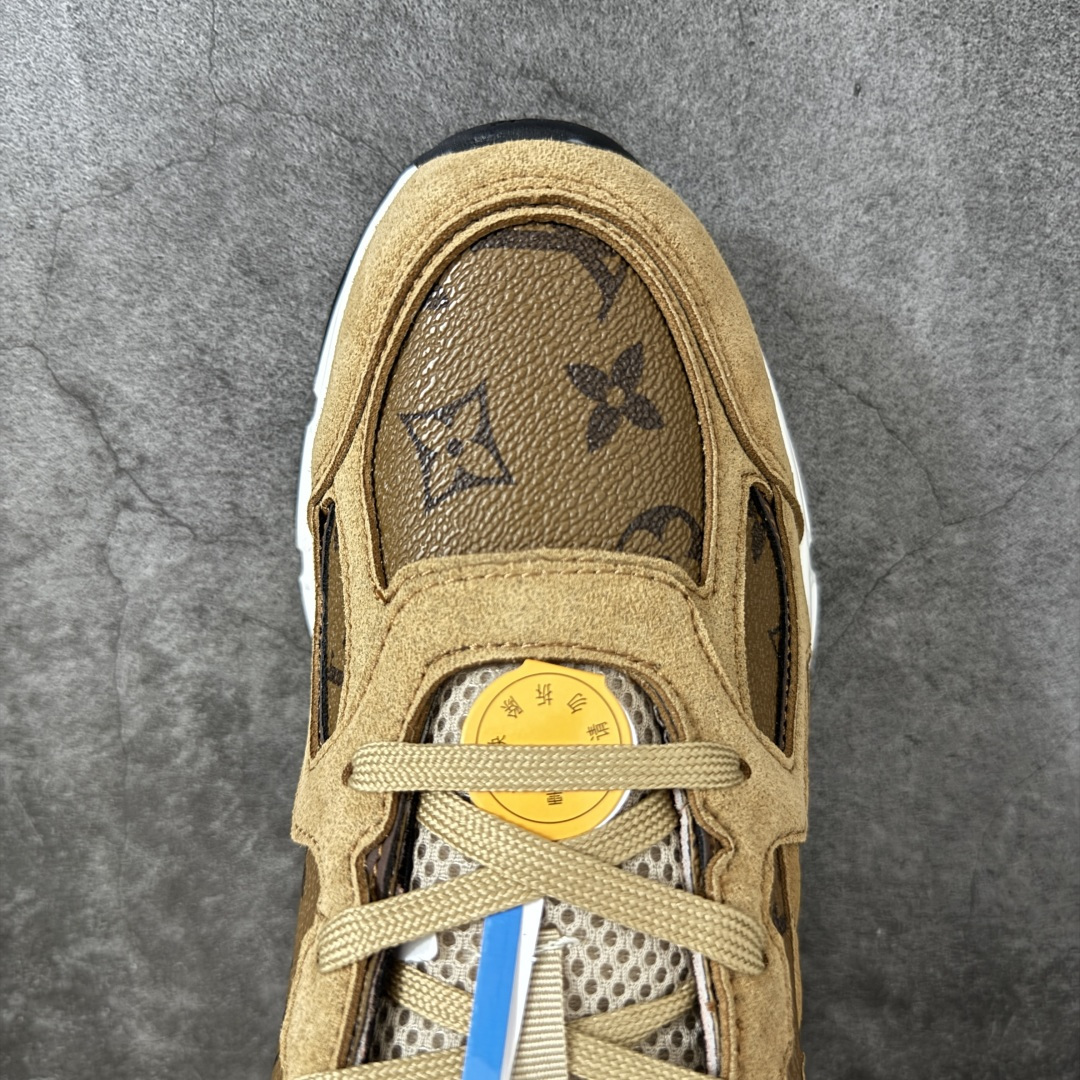 图片[5]-【公司级礼盒版】Lv Tatic Runner Tatic Runner系列厚底老爹鞋 高奢运动鞋 顶级莞产大厂出品👏 是品牌近年推出的复古运动风鞋款 主打街头潮流与日常穿搭结合的风格 鞋身侧面带有醒目的字母标识 后跟处印有\”VUITTON\”字样 辨识度拉满 采用锯齿状防滑橡胶大底 搭配加厚中底 自带增高效果的同时 也提供了优秀的抓地力和缓震性能，适配日常通勤、城市漫步等多种场景 ■面料： 原版进口绒面皮革＋透气网眼 ■内里：原版定制透气网里 ■鞋底：原版开模双色TPU组合底 ■底厚：5CM ■货号： 3732 ■尺码： 40 41 42 43 44 45-选品中心