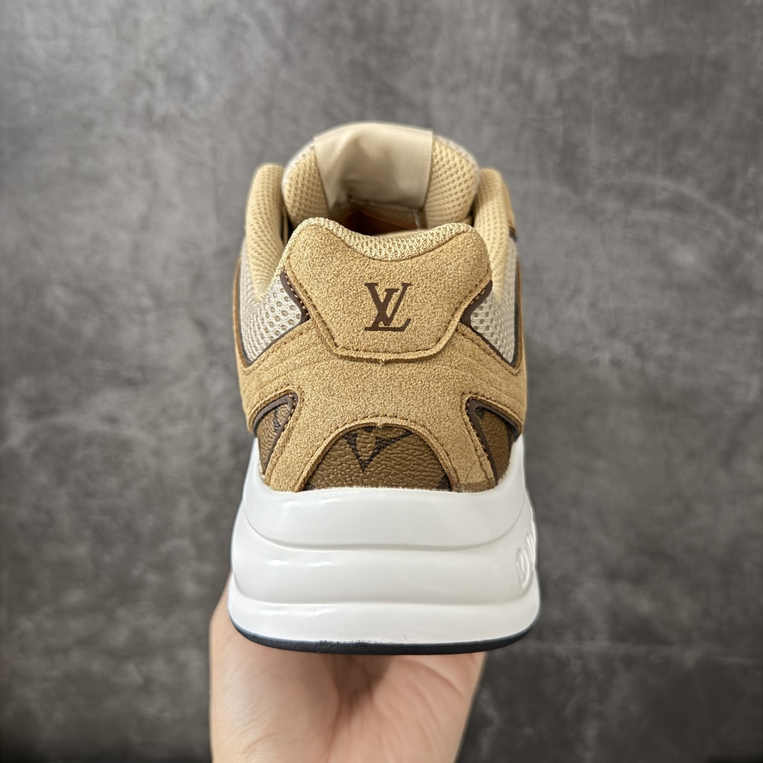 图片[4]-【公司级礼盒版】Lv Tatic Runner Tatic Runner系列厚底老爹鞋 高奢运动鞋 顶级莞产大厂出品👏 是品牌近年推出的复古运动风鞋款 主打街头潮流与日常穿搭结合的风格 鞋身侧面带有醒目的字母标识 后跟处印有\”VUITTON\”字样 辨识度拉满 采用锯齿状防滑橡胶大底 搭配加厚中底 自带增高效果的同时 也提供了优秀的抓地力和缓震性能，适配日常通勤、城市漫步等多种场景 ■面料： 原版进口绒面皮革＋透气网眼 ■内里：原版定制透气网里 ■鞋底：原版开模双色TPU组合底 ■底厚：5CM ■货号： 3732 ■尺码： 40 41 42 43 44 45-选品中心