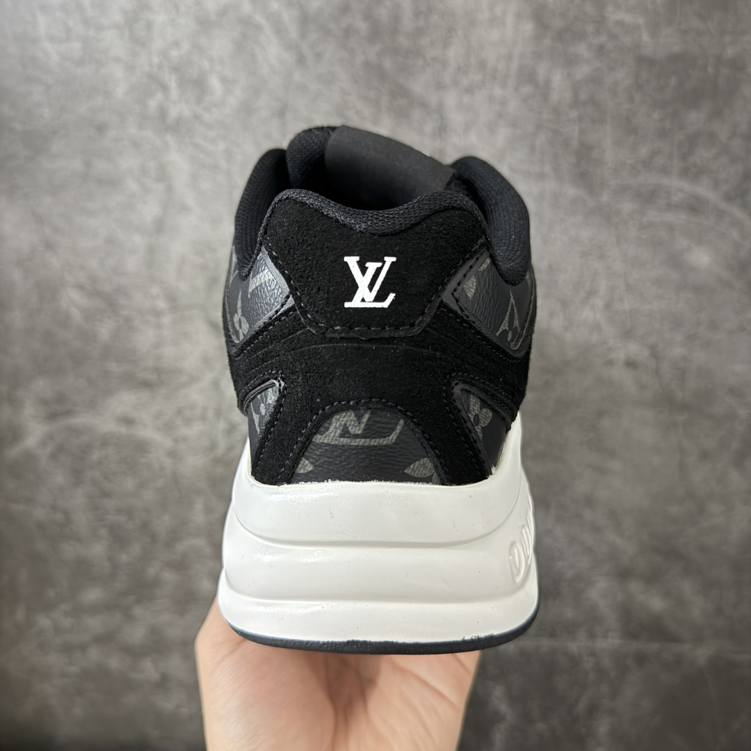 图片[4]-【公司级礼盒版】Lv Tatic Runner Tatic Runner系列厚底老爹鞋 高奢运动鞋 顶级莞产大厂出品👏 是品牌近年推出的复古运动风鞋款 主打街头潮流与日常穿搭结合的风格 鞋身侧面带有醒目的字母标识 后跟处印有\”VUITTON\”字样 辨识度拉满 采用锯齿状防滑橡胶大底 搭配加厚中底 自带增高效果的同时 也提供了优秀的抓地力和缓震性能，适配日常通勤、城市漫步等多种场景 ■面料： 原版进口绒面皮革＋透气网眼 ■内里：原版定制透气网里 ■鞋底：原版开模双色TPU组合底 ■底厚：5CM ■货号： 3732 ■尺码： 40 41 42 43 44 45-选品中心