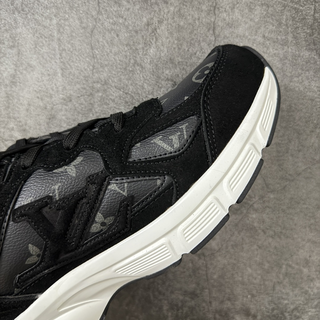 图片[6]-【公司级礼盒版】Lv Tatic Runner Tatic Runner系列厚底老爹鞋 高奢运动鞋 顶级莞产大厂出品👏 是品牌近年推出的复古运动风鞋款 主打街头潮流与日常穿搭结合的风格 鞋身侧面带有醒目的字母标识 后跟处印有\”VUITTON\”字样 辨识度拉满 采用锯齿状防滑橡胶大底 搭配加厚中底 自带增高效果的同时 也提供了优秀的抓地力和缓震性能，适配日常通勤、城市漫步等多种场景 ■面料： 原版进口绒面皮革＋透气网眼 ■内里：原版定制透气网里 ■鞋底：原版开模双色TPU组合底 ■底厚：5CM ■货号： 3732 ■尺码： 40 41 42 43 44 45-选品中心