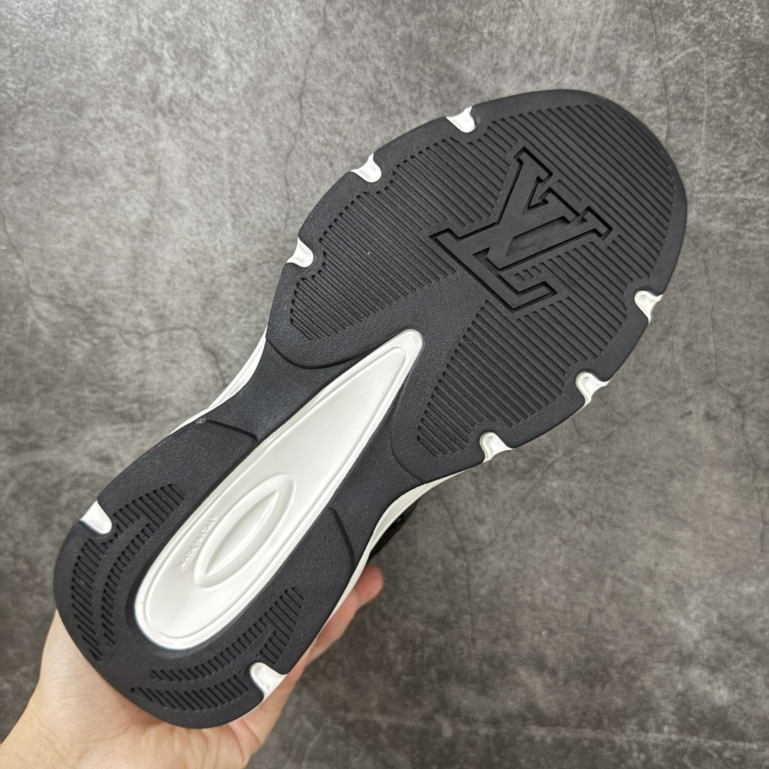 图片[9]-【公司级礼盒版】Lv Tatic Runner Tatic Runner系列厚底老爹鞋 高奢运动鞋 顶级莞产大厂出品👏 是品牌近年推出的复古运动风鞋款 主打街头潮流与日常穿搭结合的风格 鞋身侧面带有醒目的字母标识 后跟处印有\”VUITTON\”字样 辨识度拉满 采用锯齿状防滑橡胶大底 搭配加厚中底 自带增高效果的同时 也提供了优秀的抓地力和缓震性能，适配日常通勤、城市漫步等多种场景 ■面料： 原版进口绒面皮革＋透气网眼 ■内里：原版定制透气网里 ■鞋底：原版开模双色TPU组合底 ■底厚：5CM ■货号： 3732 ■尺码： 40 41 42 43 44 45-选品中心