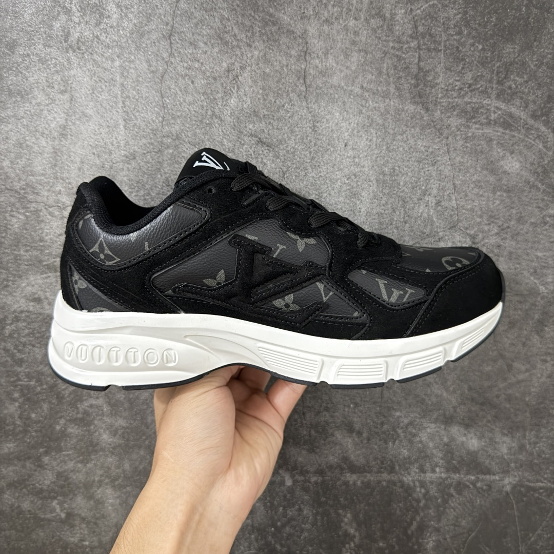 【公司级礼盒版】Lv Tatic Runner Tatic Runner系列厚底老爹鞋 高奢运动鞋 顶级莞产大厂出品👏 是品牌近年推出的复古运动风鞋款 主打街头潮流与日常穿搭结合的风格 鞋身侧面带有醒目的字母标识 后跟处印有\