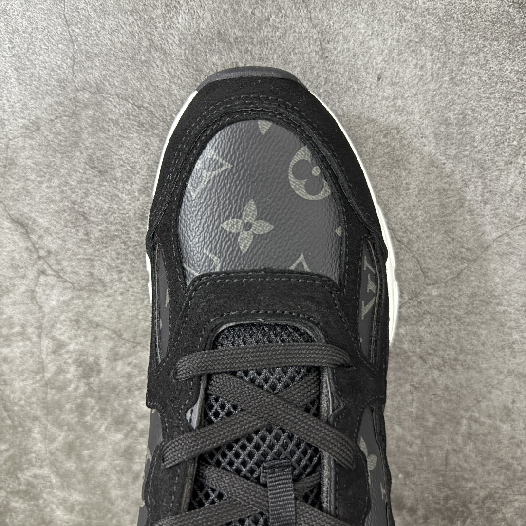 图片[5]-【公司级礼盒版】Lv Tatic Runner Tatic Runner系列厚底老爹鞋 高奢运动鞋 顶级莞产大厂出品👏 是品牌近年推出的复古运动风鞋款 主打街头潮流与日常穿搭结合的风格 鞋身侧面带有醒目的字母标识 后跟处印有\”VUITTON\”字样 辨识度拉满 采用锯齿状防滑橡胶大底 搭配加厚中底 自带增高效果的同时 也提供了优秀的抓地力和缓震性能，适配日常通勤、城市漫步等多种场景 ■面料： 原版进口绒面皮革＋透气网眼 ■内里：原版定制透气网里 ■鞋底：原版开模双色TPU组合底 ■底厚：5CM ■货号： 3732 ■尺码： 40 41 42 43 44 45-选品中心