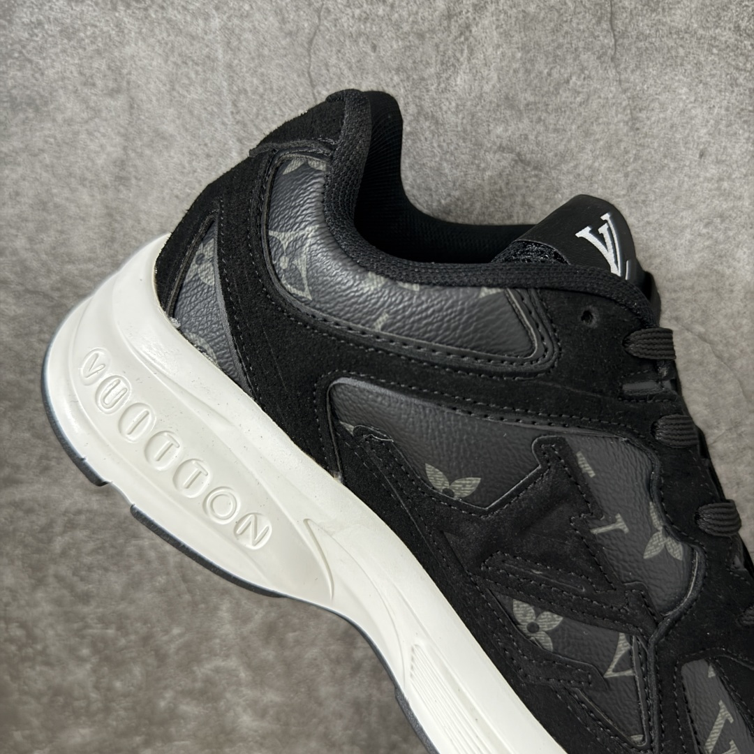 图片[7]-【公司级礼盒版】Lv Tatic Runner Tatic Runner系列厚底老爹鞋 高奢运动鞋 顶级莞产大厂出品👏 是品牌近年推出的复古运动风鞋款 主打街头潮流与日常穿搭结合的风格 鞋身侧面带有醒目的字母标识 后跟处印有\”VUITTON\”字样 辨识度拉满 采用锯齿状防滑橡胶大底 搭配加厚中底 自带增高效果的同时 也提供了优秀的抓地力和缓震性能，适配日常通勤、城市漫步等多种场景 ■面料： 原版进口绒面皮革＋透气网眼 ■内里：原版定制透气网里 ■鞋底：原版开模双色TPU组合底 ■底厚：5CM ■货号： 3732 ■尺码： 40 41 42 43 44 45-选品中心