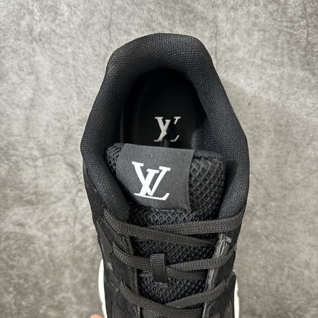 图片[8]-【公司级礼盒版】Lv Tatic Runner Tatic Runner系列厚底老爹鞋 高奢运动鞋 顶级莞产大厂出品👏 是品牌近年推出的复古运动风鞋款 主打街头潮流与日常穿搭结合的风格 鞋身侧面带有醒目的字母标识 后跟处印有\”VUITTON\”字样 辨识度拉满 采用锯齿状防滑橡胶大底 搭配加厚中底 自带增高效果的同时 也提供了优秀的抓地力和缓震性能，适配日常通勤、城市漫步等多种场景 ■面料： 原版进口绒面皮革＋透气网眼 ■内里：原版定制透气网里 ■鞋底：原版开模双色TPU组合底 ■底厚：5CM ■货号： 3732 ■尺码： 40 41 42 43 44 45-选品中心