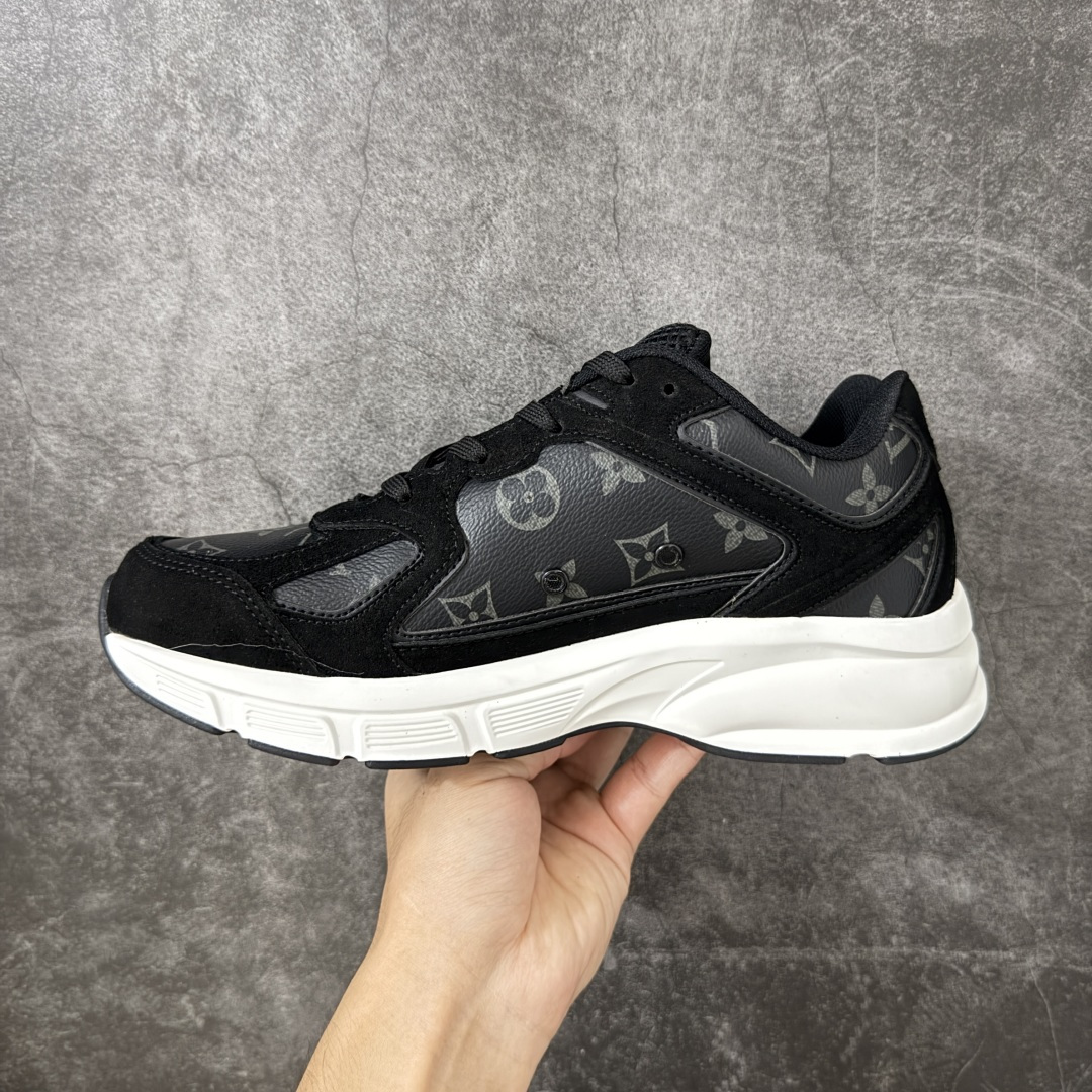图片[2]-【公司级礼盒版】Lv Tatic Runner Tatic Runner系列厚底老爹鞋 高奢运动鞋 顶级莞产大厂出品👏 是品牌近年推出的复古运动风鞋款 主打街头潮流与日常穿搭结合的风格 鞋身侧面带有醒目的字母标识 后跟处印有\”VUITTON\”字样 辨识度拉满 采用锯齿状防滑橡胶大底 搭配加厚中底 自带增高效果的同时 也提供了优秀的抓地力和缓震性能，适配日常通勤、城市漫步等多种场景 ■面料： 原版进口绒面皮革＋透气网眼 ■内里：原版定制透气网里 ■鞋底：原版开模双色TPU组合底 ■底厚：5CM ■货号： 3732 ■尺码： 40 41 42 43 44 45-选品中心