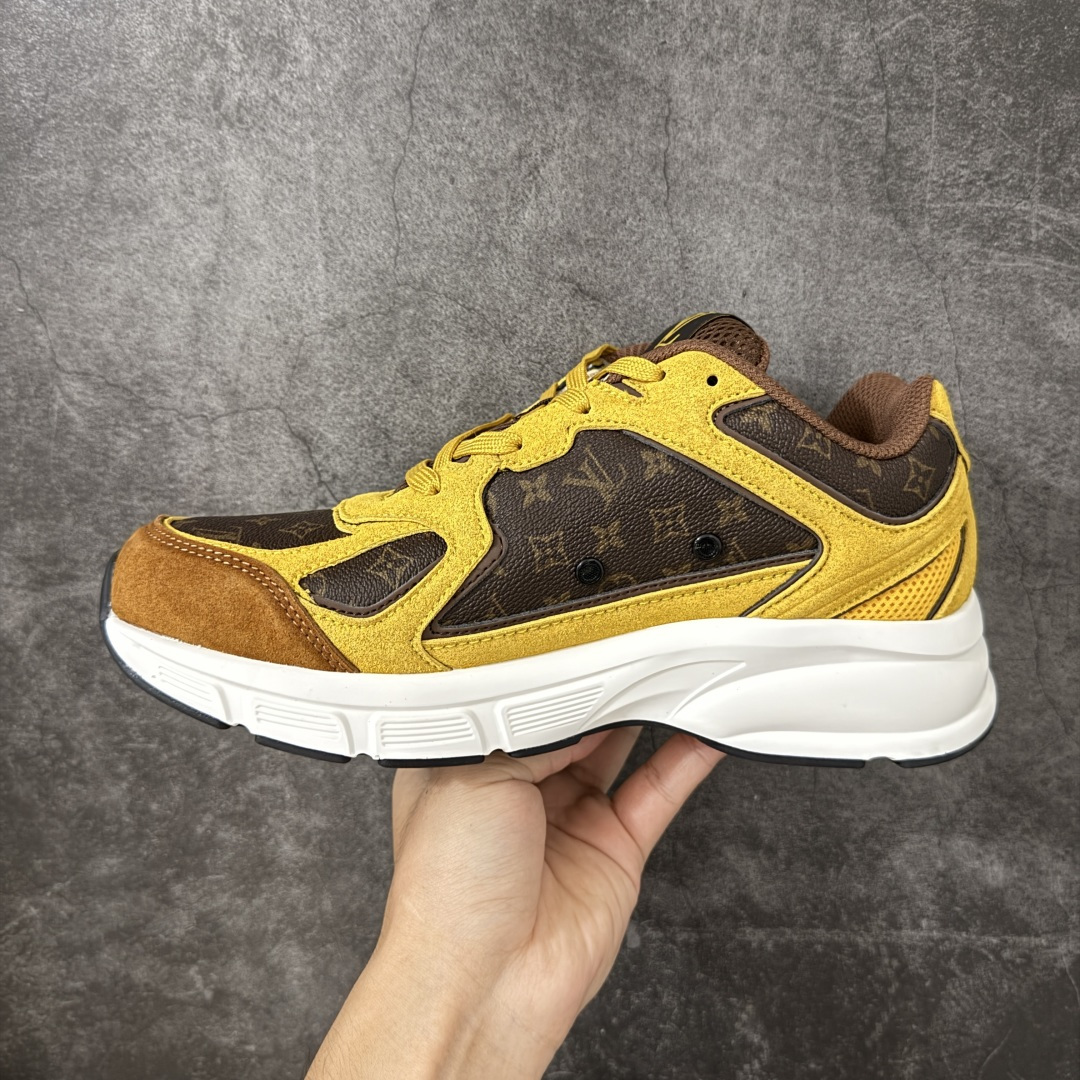 图片[2]-【公司级礼盒版】Lv Tatic Runner Tatic Runner系列厚底老爹鞋 高奢运动鞋 顶级莞产大厂出品👏 是品牌近年推出的复古运动风鞋款 主打街头潮流与日常穿搭结合的风格 鞋身侧面带有醒目的字母标识 后跟处印有\”VUITTON\”字样 辨识度拉满 采用锯齿状防滑橡胶大底 搭配加厚中底 自带增高效果的同时 也提供了优秀的抓地力和缓震性能，适配日常通勤、城市漫步等多种场景 ■面料： 原版进口绒面皮革＋透气网眼 ■内里：原版定制透气网里 ■鞋底：原版开模双色TPU组合底 ■底厚：5CM ■货号： 3732 ■尺码： 40 41 42 43 44 45-选品中心