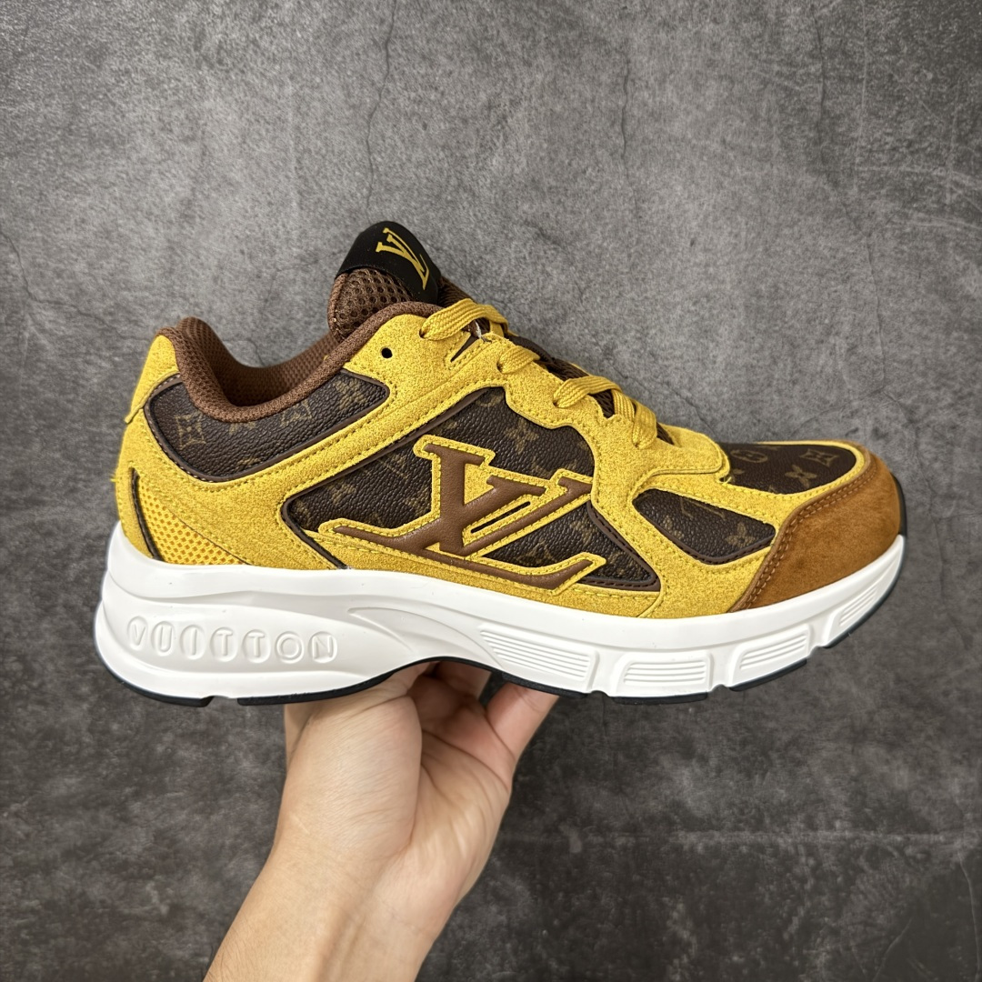 【公司级礼盒版】Lv Tatic Runner Tatic Runner系列厚底老爹鞋 高奢运动鞋 顶级莞产大厂出品👏 是品牌近年推出的复古运动风鞋款 主打街头潮流与日常穿搭结合的风格 鞋身侧面带有醒目的字母标识 后跟处印有\