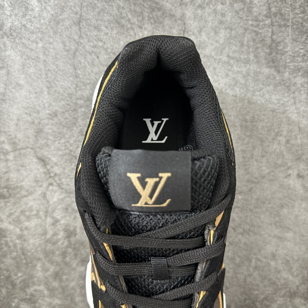 图片[8]-【公司级礼盒版】Lv Tatic Runner Tatic Runner系列厚底老爹鞋 高奢运动鞋 顶级莞产大厂出品👏 是品牌近年推出的复古运动风鞋款 主打街头潮流与日常穿搭结合的风格 鞋身侧面带有醒目的字母标识 后跟处印有\”VUITTON\”字样 辨识度拉满 采用锯齿状防滑橡胶大底 搭配加厚中底 自带增高效果的同时 也提供了优秀的抓地力和缓震性能，适配日常通勤、城市漫步等多种场景 ■面料： 原版进口绒面皮革＋透气网眼 ■内里：原版定制透气网里 ■鞋底：原版开模双色TPU组合底 ■底厚：5CM ■货号： 3732 ■尺码： 40 41 42 43 44 45-选品中心