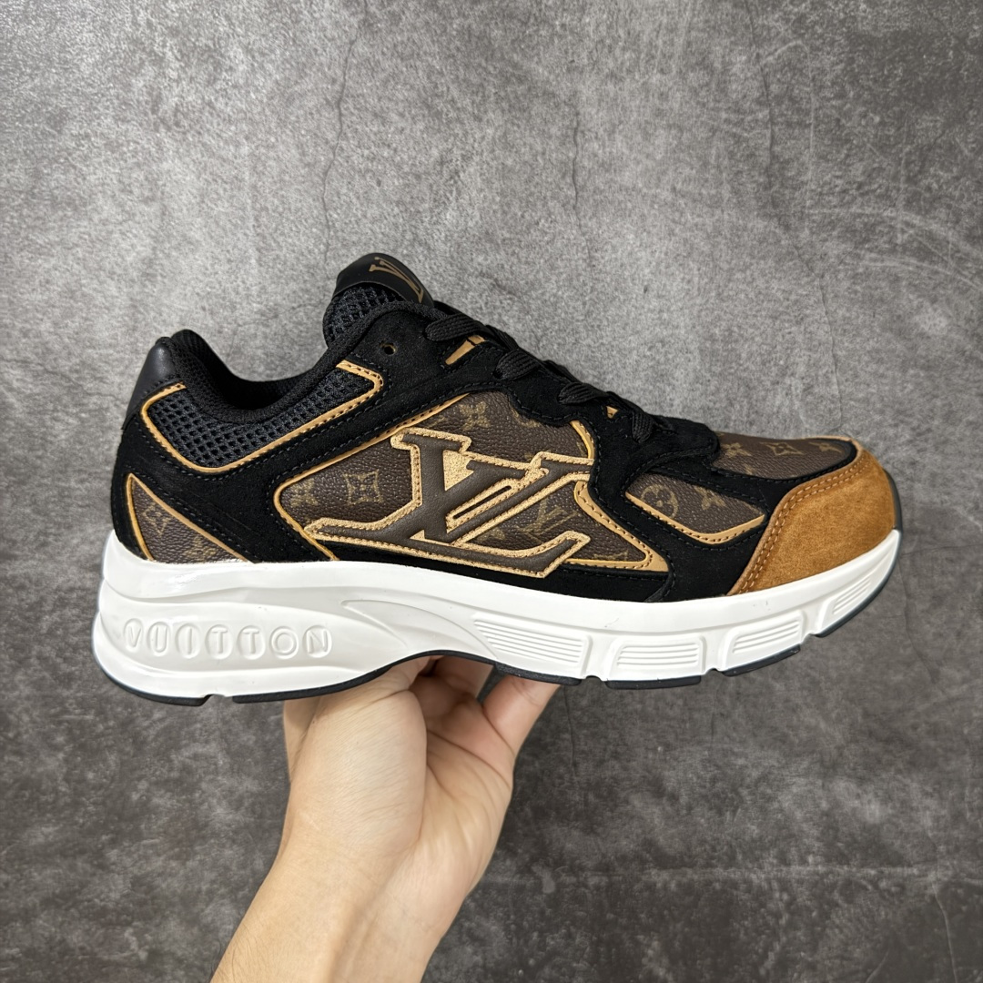 【公司级礼盒版】Lv Tatic Runner Tatic Runner系列厚底老爹鞋 高奢运动鞋 顶级莞产大厂出品👏 是品牌近年推出的复古运动风鞋款 主打街头潮流与日常穿搭结合的风格 鞋身侧面带有醒目的字母标识 后跟处印有\