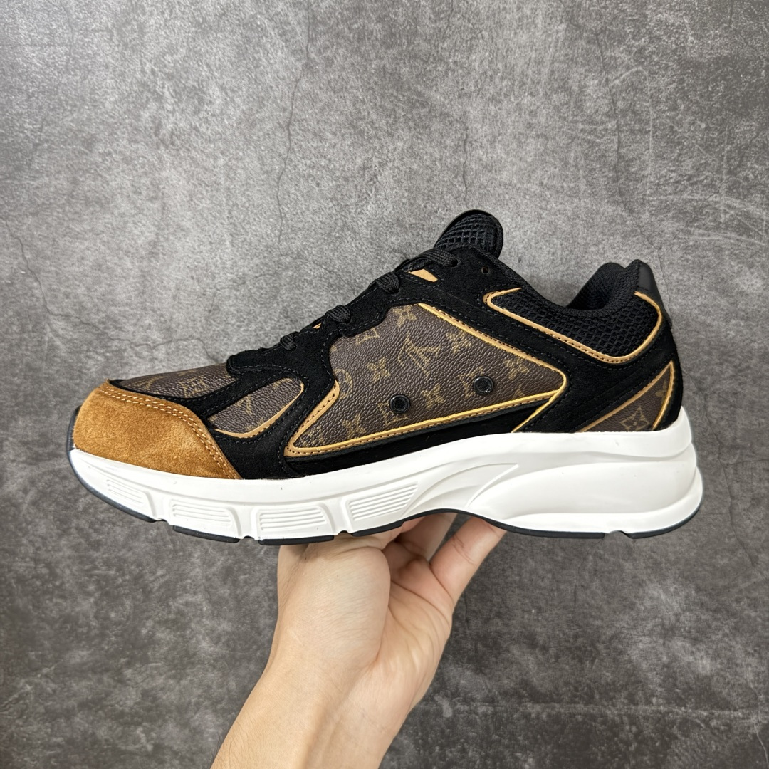 图片[2]-【公司级礼盒版】Lv Tatic Runner Tatic Runner系列厚底老爹鞋 高奢运动鞋 顶级莞产大厂出品👏 是品牌近年推出的复古运动风鞋款 主打街头潮流与日常穿搭结合的风格 鞋身侧面带有醒目的字母标识 后跟处印有\”VUITTON\”字样 辨识度拉满 采用锯齿状防滑橡胶大底 搭配加厚中底 自带增高效果的同时 也提供了优秀的抓地力和缓震性能，适配日常通勤、城市漫步等多种场景 ■面料： 原版进口绒面皮革＋透气网眼 ■内里：原版定制透气网里 ■鞋底：原版开模双色TPU组合底 ■底厚：5CM ■货号： 3732 ■尺码： 40 41 42 43 44 45-选品中心