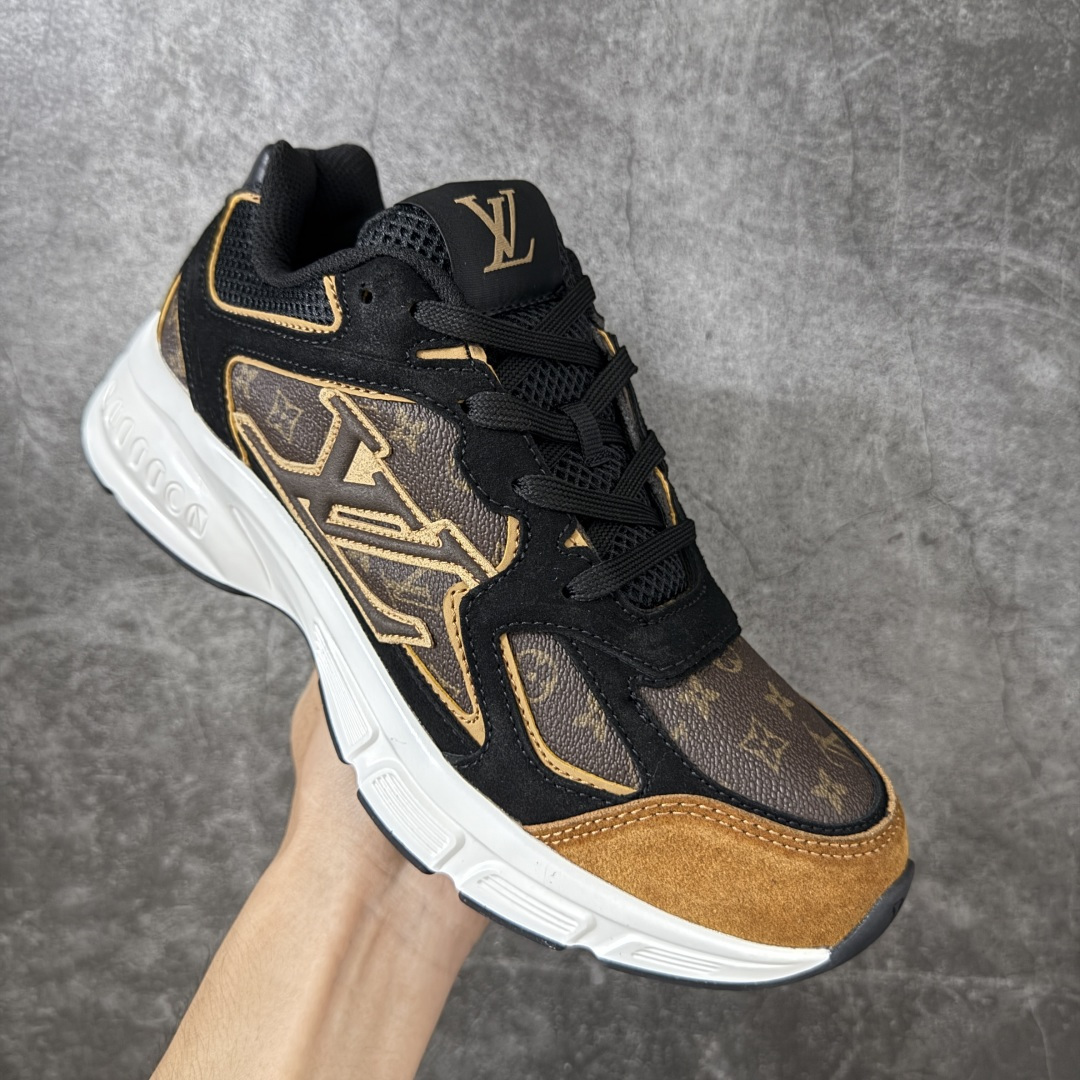 图片[3]-【公司级礼盒版】Lv Tatic Runner Tatic Runner系列厚底老爹鞋 高奢运动鞋 顶级莞产大厂出品👏 是品牌近年推出的复古运动风鞋款 主打街头潮流与日常穿搭结合的风格 鞋身侧面带有醒目的字母标识 后跟处印有\”VUITTON\”字样 辨识度拉满 采用锯齿状防滑橡胶大底 搭配加厚中底 自带增高效果的同时 也提供了优秀的抓地力和缓震性能，适配日常通勤、城市漫步等多种场景 ■面料： 原版进口绒面皮革＋透气网眼 ■内里：原版定制透气网里 ■鞋底：原版开模双色TPU组合底 ■底厚：5CM ■货号： 3732 ■尺码： 40 41 42 43 44 45-选品中心