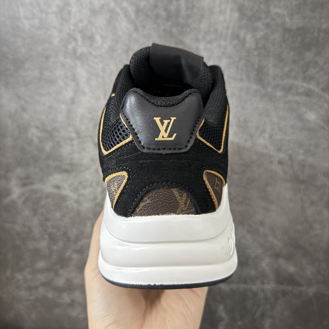 图片[4]-【公司级礼盒版】Lv Tatic Runner Tatic Runner系列厚底老爹鞋 高奢运动鞋 顶级莞产大厂出品👏 是品牌近年推出的复古运动风鞋款 主打街头潮流与日常穿搭结合的风格 鞋身侧面带有醒目的字母标识 后跟处印有\”VUITTON\”字样 辨识度拉满 采用锯齿状防滑橡胶大底 搭配加厚中底 自带增高效果的同时 也提供了优秀的抓地力和缓震性能，适配日常通勤、城市漫步等多种场景 ■面料： 原版进口绒面皮革＋透气网眼 ■内里：原版定制透气网里 ■鞋底：原版开模双色TPU组合底 ■底厚：5CM ■货号： 3732 ■尺码： 40 41 42 43 44 45-选品中心