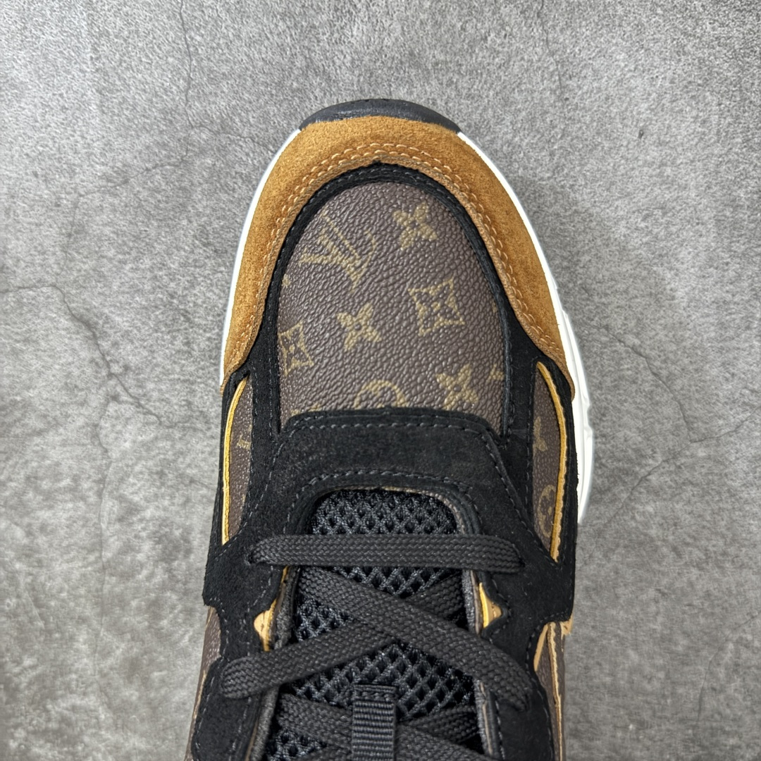 图片[5]-【公司级礼盒版】Lv Tatic Runner Tatic Runner系列厚底老爹鞋 高奢运动鞋 顶级莞产大厂出品👏 是品牌近年推出的复古运动风鞋款 主打街头潮流与日常穿搭结合的风格 鞋身侧面带有醒目的字母标识 后跟处印有\”VUITTON\”字样 辨识度拉满 采用锯齿状防滑橡胶大底 搭配加厚中底 自带增高效果的同时 也提供了优秀的抓地力和缓震性能，适配日常通勤、城市漫步等多种场景 ■面料： 原版进口绒面皮革＋透气网眼 ■内里：原版定制透气网里 ■鞋底：原版开模双色TPU组合底 ■底厚：5CM ■货号： 3732 ■尺码： 40 41 42 43 44 45-选品中心