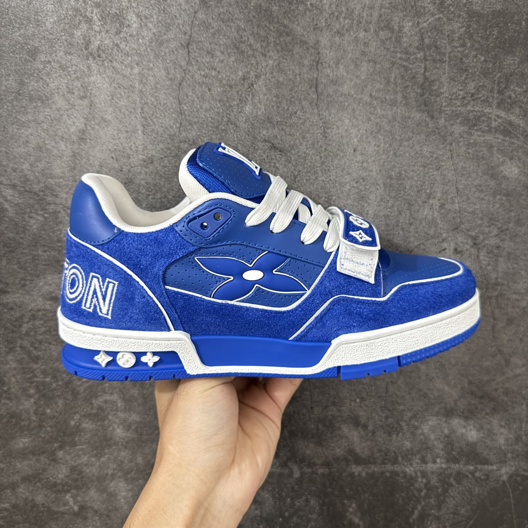 【YS纯原】LOUIS VUITTON 路易威登 LV Trainer 顶货芯片代购版本 原版购入开发 ✦ 光滑牛皮革描绘Monogram图案，复古篮球灵感启发 ✦ #54标识追溯品牌诞生的1854年，细节满载 ✦ 原版定制进口头层牛皮鞋面，质感在线 ✦ 原版定制透气网里，清爽不闷脚 ✦ 原版开模防滑T材质大底，耐磨稳定 ✦ 底厚3CM，自然增高不笨重 ✦ 配送精美包装，零瑕疵工艺 尺码：39-45-选品中心