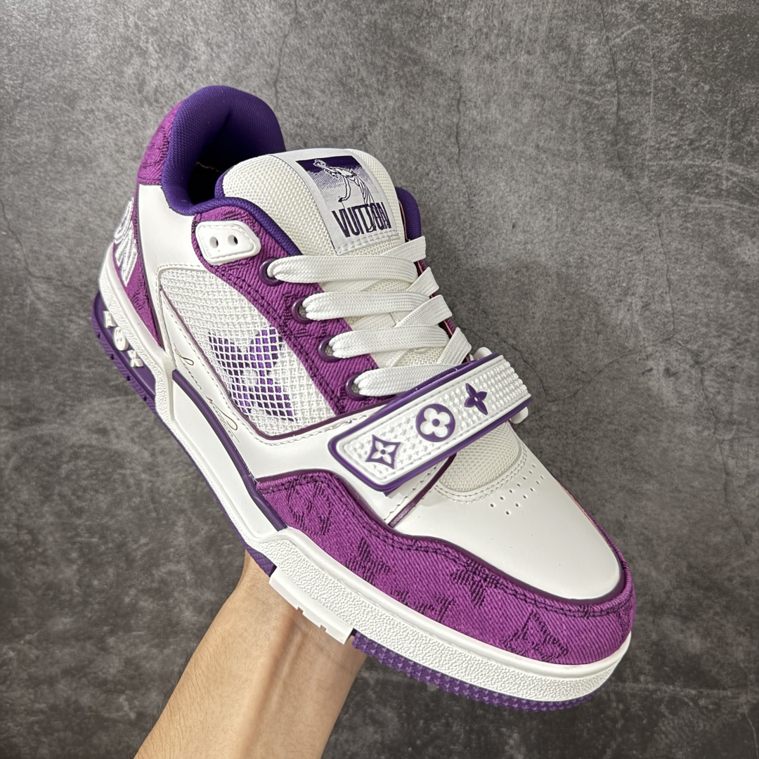 图片[3]-【YS纯原】LOUIS VUITTON 路易威登 LV Trainer 顶货芯片代购版本 原版购入开发 ✦ 光滑牛皮革描绘Monogram图案，复古篮球灵感启发 ✦ #54标识追溯品牌诞生的1854年，细节满载 ✦ 原版定制进口头层牛皮鞋面，质感在线 ✦ 原版定制透气网里，清爽不闷脚 ✦ 原版开模防滑T材质大底，耐磨稳定 ✦ 底厚3CM，自然增高不笨重 ✦ 配送精美包装，零瑕疵工艺 尺码：39-45-选品中心