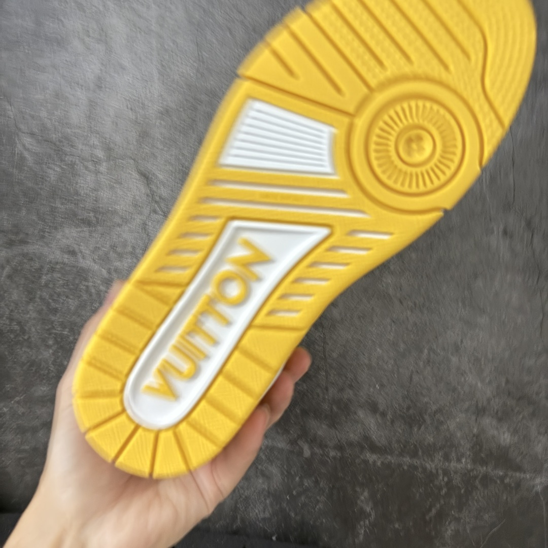 图片[9]-【YS纯原】LOUIS VUITTON 路易威登 LV Trainer 顶货芯片代购版本 原版购入开发 ✦ 光滑牛皮革描绘Monogram图案，复古篮球灵感启发 ✦ #54标识追溯品牌诞生的1854年，细节满载 ✦ 原版定制进口头层牛皮鞋面，质感在线 ✦ 原版定制透气网里，清爽不闷脚 ✦ 原版开模防滑T材质大底，耐磨稳定 ✦ 底厚3CM，自然增高不笨重 ✦ 配送精美包装，零瑕疵工艺 尺码：39-45-选品中心