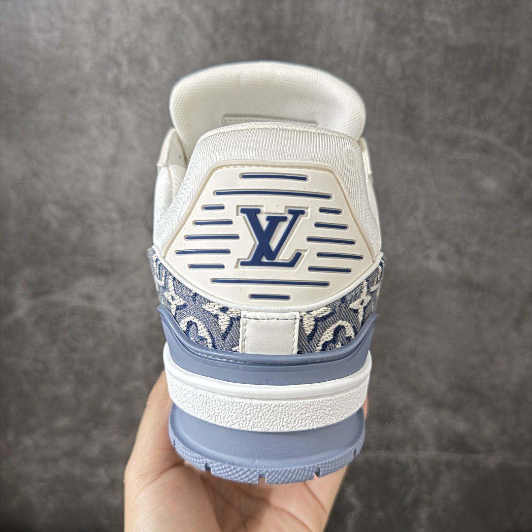 图片[4]-【YS纯原】广奢高端货 LOUIS VUITTON 路易威登 LV Trainer ✦ 原楦原纸版开模，鞋型立体饱满 ✦ 零毛边、零溢胶、零线头瑕疵 ✦ 细节与原版一致 区分市面通货 ✦ 多层叠片＋电脑针车，针距密度一致 ✦ Monogram浮雕＋3D高频压纹 ✦ 多密度发泡中底：支撑回弹媲美专柜 ✦ 原装橡胶大底：含胶量高、纹路深、双拼接零偏差 ✦ ZP级原装包装：专柜款鞋盒＋防尘袋＋说明书 尺码：38-45-选品中心