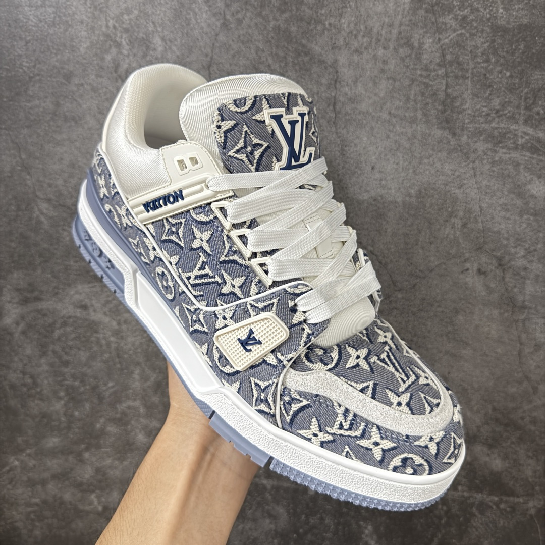 图片[3]-【YS纯原】广奢高端货 LOUIS VUITTON 路易威登 LV Trainer ✦ 原楦原纸版开模，鞋型立体饱满 ✦ 零毛边、零溢胶、零线头瑕疵 ✦ 细节与原版一致 区分市面通货 ✦ 多层叠片＋电脑针车，针距密度一致 ✦ Monogram浮雕＋3D高频压纹 ✦ 多密度发泡中底：支撑回弹媲美专柜 ✦ 原装橡胶大底：含胶量高、纹路深、双拼接零偏差 ✦ ZP级原装包装：专柜款鞋盒＋防尘袋＋说明书 尺码：38-45-选品中心