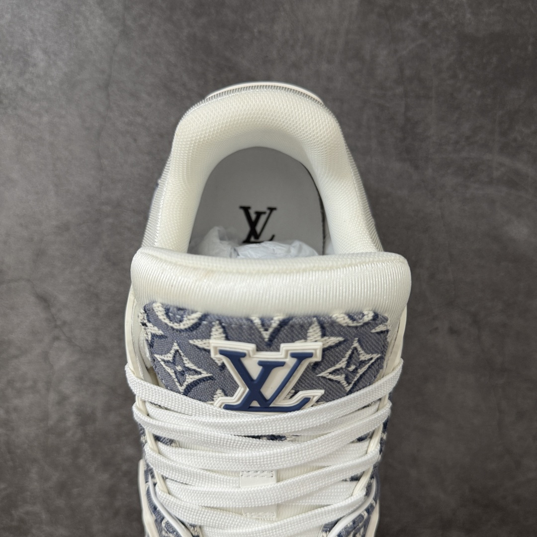 图片[8]-【YS纯原】广奢高端货 LOUIS VUITTON 路易威登 LV Trainer ✦ 原楦原纸版开模，鞋型立体饱满 ✦ 零毛边、零溢胶、零线头瑕疵 ✦ 细节与原版一致 区分市面通货 ✦ 多层叠片＋电脑针车，针距密度一致 ✦ Monogram浮雕＋3D高频压纹 ✦ 多密度发泡中底：支撑回弹媲美专柜 ✦ 原装橡胶大底：含胶量高、纹路深、双拼接零偏差 ✦ ZP级原装包装：专柜款鞋盒＋防尘袋＋说明书 尺码：38-45-选品中心