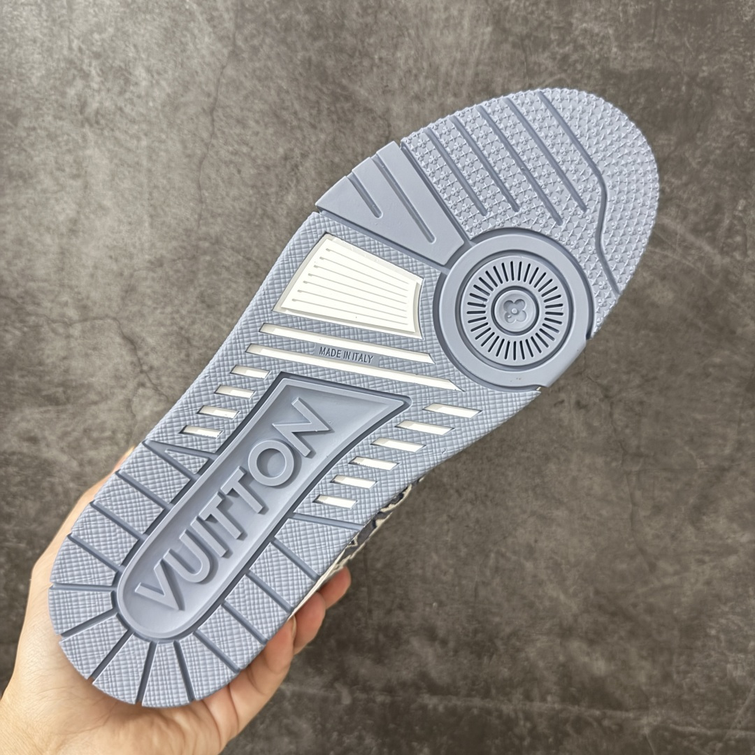 图片[9]-【YS纯原】广奢高端货 LOUIS VUITTON 路易威登 LV Trainer ✦ 原楦原纸版开模，鞋型立体饱满 ✦ 零毛边、零溢胶、零线头瑕疵 ✦ 细节与原版一致 区分市面通货 ✦ 多层叠片＋电脑针车，针距密度一致 ✦ Monogram浮雕＋3D高频压纹 ✦ 多密度发泡中底：支撑回弹媲美专柜 ✦ 原装橡胶大底：含胶量高、纹路深、双拼接零偏差 ✦ ZP级原装包装：专柜款鞋盒＋防尘袋＋说明书 尺码：38-45-选品中心