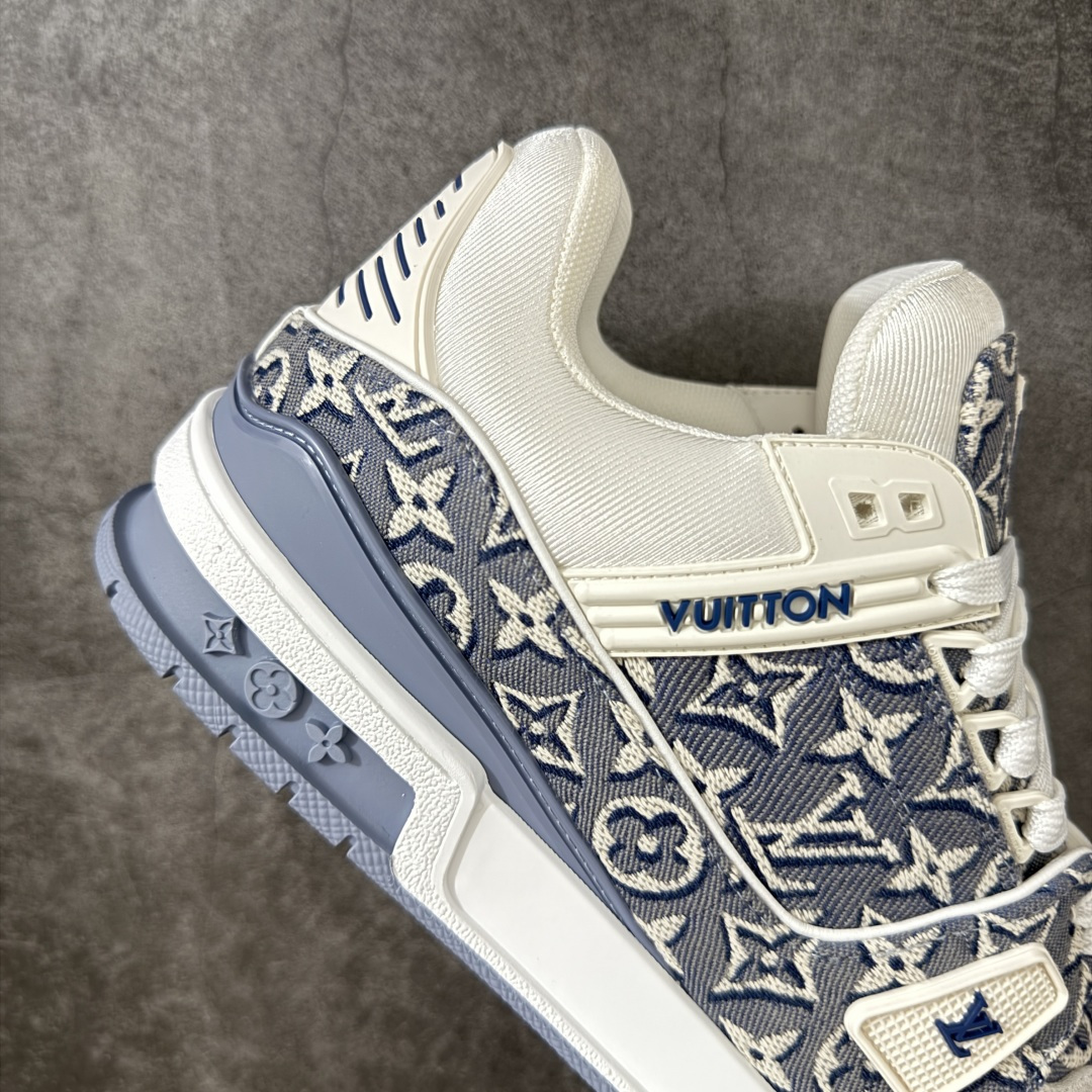 图片[7]-【YS纯原】广奢高端货 LOUIS VUITTON 路易威登 LV Trainer ✦ 原楦原纸版开模，鞋型立体饱满 ✦ 零毛边、零溢胶、零线头瑕疵 ✦ 细节与原版一致 区分市面通货 ✦ 多层叠片＋电脑针车，针距密度一致 ✦ Monogram浮雕＋3D高频压纹 ✦ 多密度发泡中底：支撑回弹媲美专柜 ✦ 原装橡胶大底：含胶量高、纹路深、双拼接零偏差 ✦ ZP级原装包装：专柜款鞋盒＋防尘袋＋说明书 尺码：38-45-选品中心