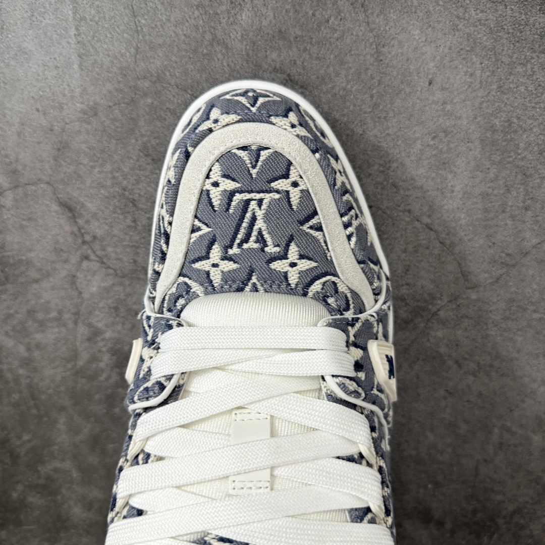 图片[5]-【YS纯原】广奢高端货 LOUIS VUITTON 路易威登 LV Trainer ✦ 原楦原纸版开模，鞋型立体饱满 ✦ 零毛边、零溢胶、零线头瑕疵 ✦ 细节与原版一致 区分市面通货 ✦ 多层叠片＋电脑针车，针距密度一致 ✦ Monogram浮雕＋3D高频压纹 ✦ 多密度发泡中底：支撑回弹媲美专柜 ✦ 原装橡胶大底：含胶量高、纹路深、双拼接零偏差 ✦ ZP级原装包装：专柜款鞋盒＋防尘袋＋说明书 尺码：38-45-选品中心