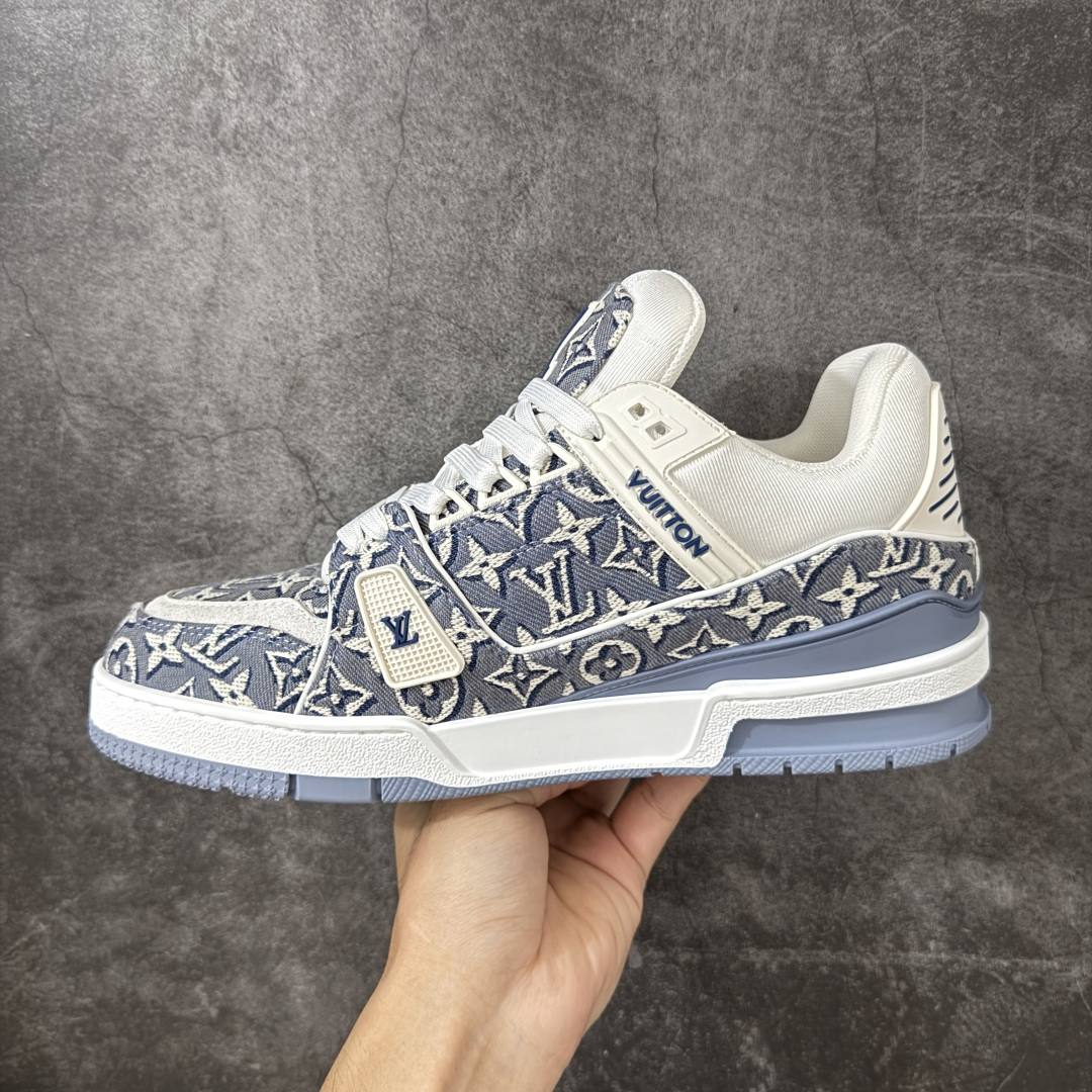 图片[2]-【YS纯原】广奢高端货 LOUIS VUITTON 路易威登 LV Trainer ✦ 原楦原纸版开模，鞋型立体饱满 ✦ 零毛边、零溢胶、零线头瑕疵 ✦ 细节与原版一致 区分市面通货 ✦ 多层叠片＋电脑针车，针距密度一致 ✦ Monogram浮雕＋3D高频压纹 ✦ 多密度发泡中底：支撑回弹媲美专柜 ✦ 原装橡胶大底：含胶量高、纹路深、双拼接零偏差 ✦ ZP级原装包装：专柜款鞋盒＋防尘袋＋说明书 尺码：38-45-选品中心