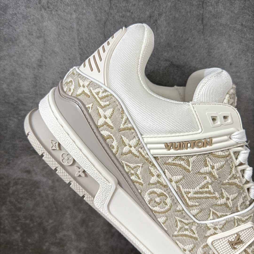图片[7]-【YS纯原】广奢高端货 LOUIS VUITTON 路易威登 LV Trainer ✦ 原楦原纸版开模，鞋型立体饱满 ✦ 零毛边、零溢胶、零线头瑕疵 ✦ 细节与原版一致 区分市面通货 ✦ 多层叠片＋电脑针车，针距密度一致 ✦ Monogram浮雕＋3D高频压纹 ✦ 多密度发泡中底：支撑回弹媲美专柜 ✦ 原装橡胶大底：含胶量高、纹路深、双拼接零偏差 ✦ ZP级原装包装：专柜款鞋盒＋防尘袋＋说明书 尺码：38-45-选品中心
