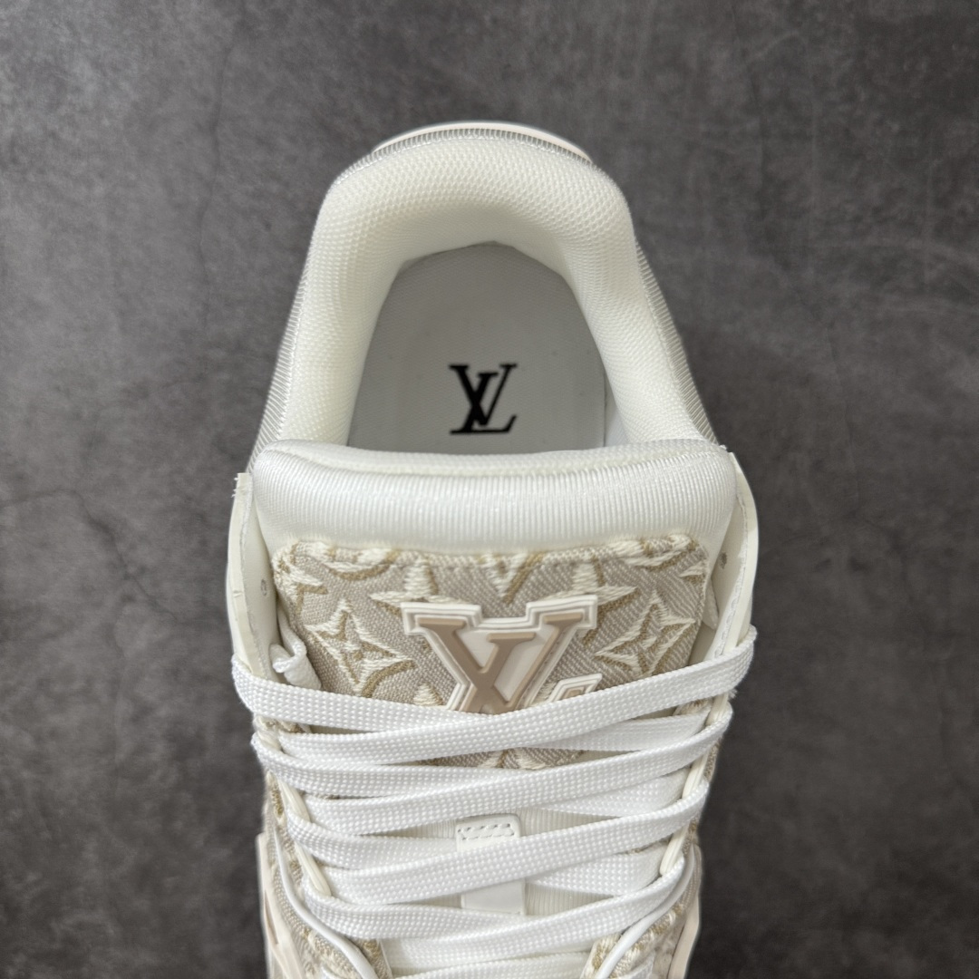 图片[8]-【YS纯原】广奢高端货 LOUIS VUITTON 路易威登 LV Trainer ✦ 原楦原纸版开模，鞋型立体饱满 ✦ 零毛边、零溢胶、零线头瑕疵 ✦ 细节与原版一致 区分市面通货 ✦ 多层叠片＋电脑针车，针距密度一致 ✦ Monogram浮雕＋3D高频压纹 ✦ 多密度发泡中底：支撑回弹媲美专柜 ✦ 原装橡胶大底：含胶量高、纹路深、双拼接零偏差 ✦ ZP级原装包装：专柜款鞋盒＋防尘袋＋说明书 尺码：38-45-选品中心