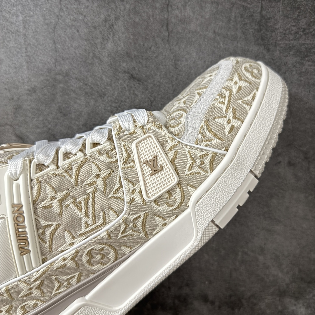 图片[6]-【YS纯原】广奢高端货 LOUIS VUITTON 路易威登 LV Trainer ✦ 原楦原纸版开模，鞋型立体饱满 ✦ 零毛边、零溢胶、零线头瑕疵 ✦ 细节与原版一致 区分市面通货 ✦ 多层叠片＋电脑针车，针距密度一致 ✦ Monogram浮雕＋3D高频压纹 ✦ 多密度发泡中底：支撑回弹媲美专柜 ✦ 原装橡胶大底：含胶量高、纹路深、双拼接零偏差 ✦ ZP级原装包装：专柜款鞋盒＋防尘袋＋说明书 尺码：38-45-选品中心