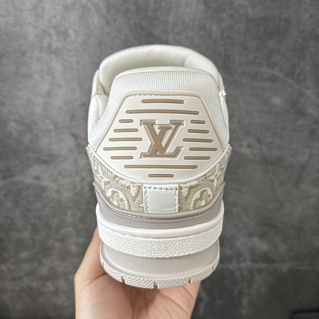 图片[4]-【YS纯原】广奢高端货 LOUIS VUITTON 路易威登 LV Trainer ✦ 原楦原纸版开模，鞋型立体饱满 ✦ 零毛边、零溢胶、零线头瑕疵 ✦ 细节与原版一致 区分市面通货 ✦ 多层叠片＋电脑针车，针距密度一致 ✦ Monogram浮雕＋3D高频压纹 ✦ 多密度发泡中底：支撑回弹媲美专柜 ✦ 原装橡胶大底：含胶量高、纹路深、双拼接零偏差 ✦ ZP级原装包装：专柜款鞋盒＋防尘袋＋说明书 尺码：38-45-选品中心