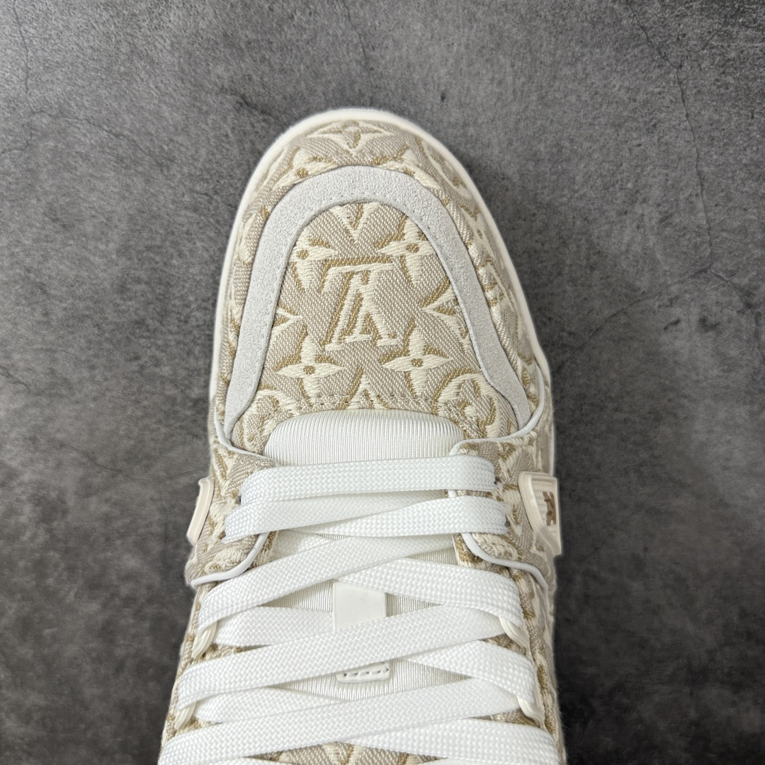 图片[5]-【YS纯原】广奢高端货 LOUIS VUITTON 路易威登 LV Trainer ✦ 原楦原纸版开模，鞋型立体饱满 ✦ 零毛边、零溢胶、零线头瑕疵 ✦ 细节与原版一致 区分市面通货 ✦ 多层叠片＋电脑针车，针距密度一致 ✦ Monogram浮雕＋3D高频压纹 ✦ 多密度发泡中底：支撑回弹媲美专柜 ✦ 原装橡胶大底：含胶量高、纹路深、双拼接零偏差 ✦ ZP级原装包装：专柜款鞋盒＋防尘袋＋说明书 尺码：38-45-选品中心