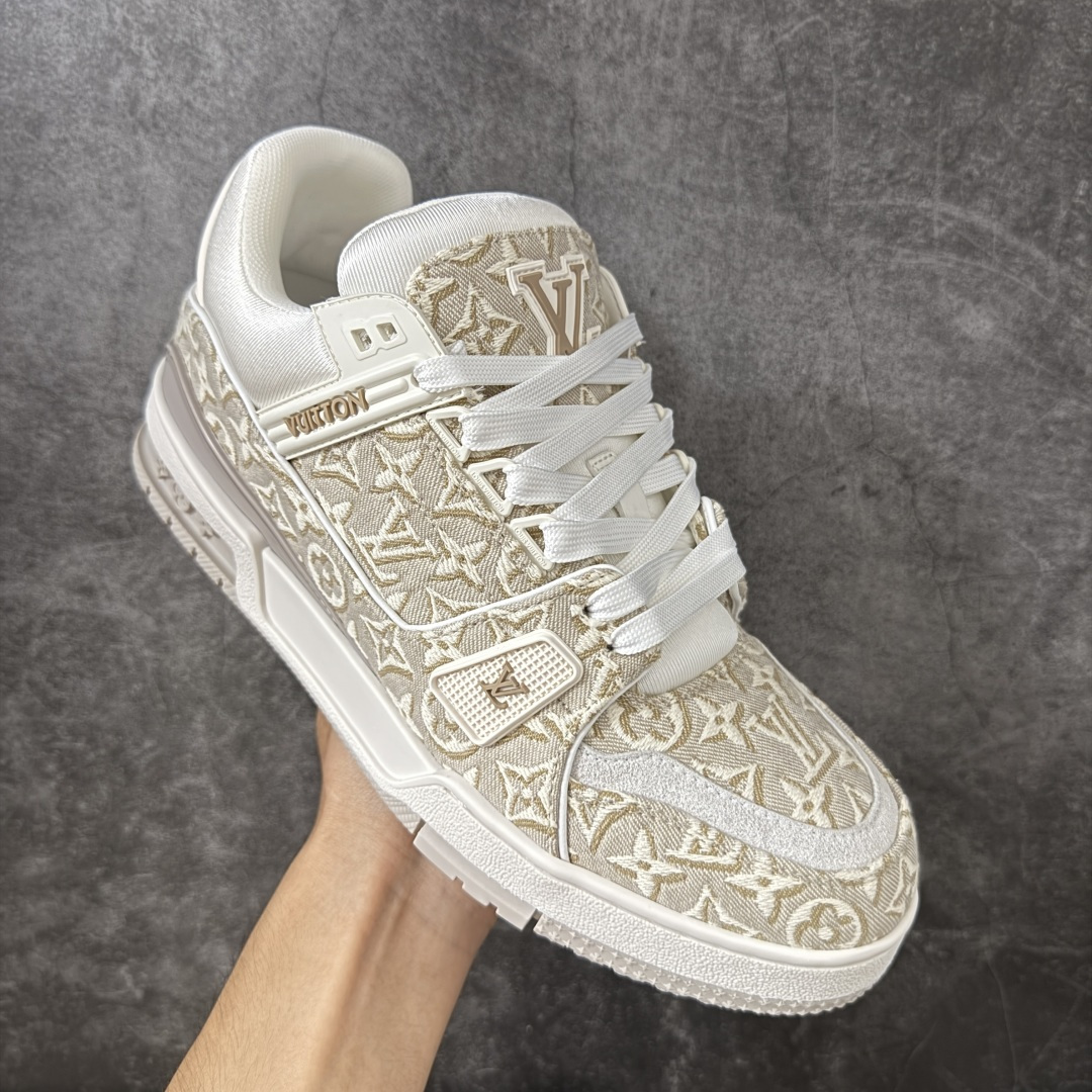 图片[3]-【YS纯原】广奢高端货 LOUIS VUITTON 路易威登 LV Trainer ✦ 原楦原纸版开模，鞋型立体饱满 ✦ 零毛边、零溢胶、零线头瑕疵 ✦ 细节与原版一致 区分市面通货 ✦ 多层叠片＋电脑针车，针距密度一致 ✦ Monogram浮雕＋3D高频压纹 ✦ 多密度发泡中底：支撑回弹媲美专柜 ✦ 原装橡胶大底：含胶量高、纹路深、双拼接零偏差 ✦ ZP级原装包装：专柜款鞋盒＋防尘袋＋说明书 尺码：38-45-选品中心