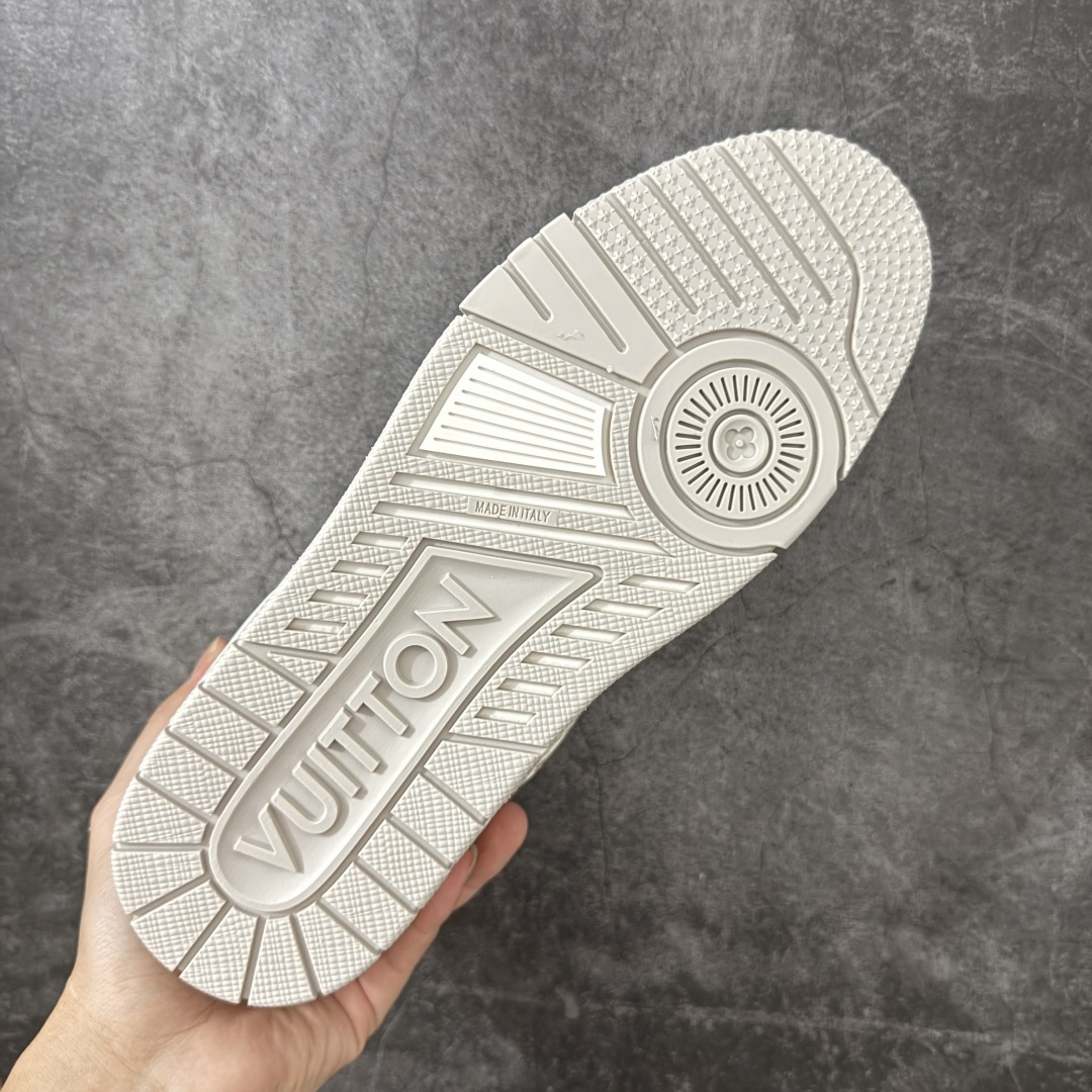 图片[9]-【YS纯原】广奢高端货 LOUIS VUITTON 路易威登 LV Trainer ✦ 原楦原纸版开模，鞋型立体饱满 ✦ 零毛边、零溢胶、零线头瑕疵 ✦ 细节与原版一致 区分市面通货 ✦ 多层叠片＋电脑针车，针距密度一致 ✦ Monogram浮雕＋3D高频压纹 ✦ 多密度发泡中底：支撑回弹媲美专柜 ✦ 原装橡胶大底：含胶量高、纹路深、双拼接零偏差 ✦ ZP级原装包装：专柜款鞋盒＋防尘袋＋说明书 尺码：38-45-选品中心