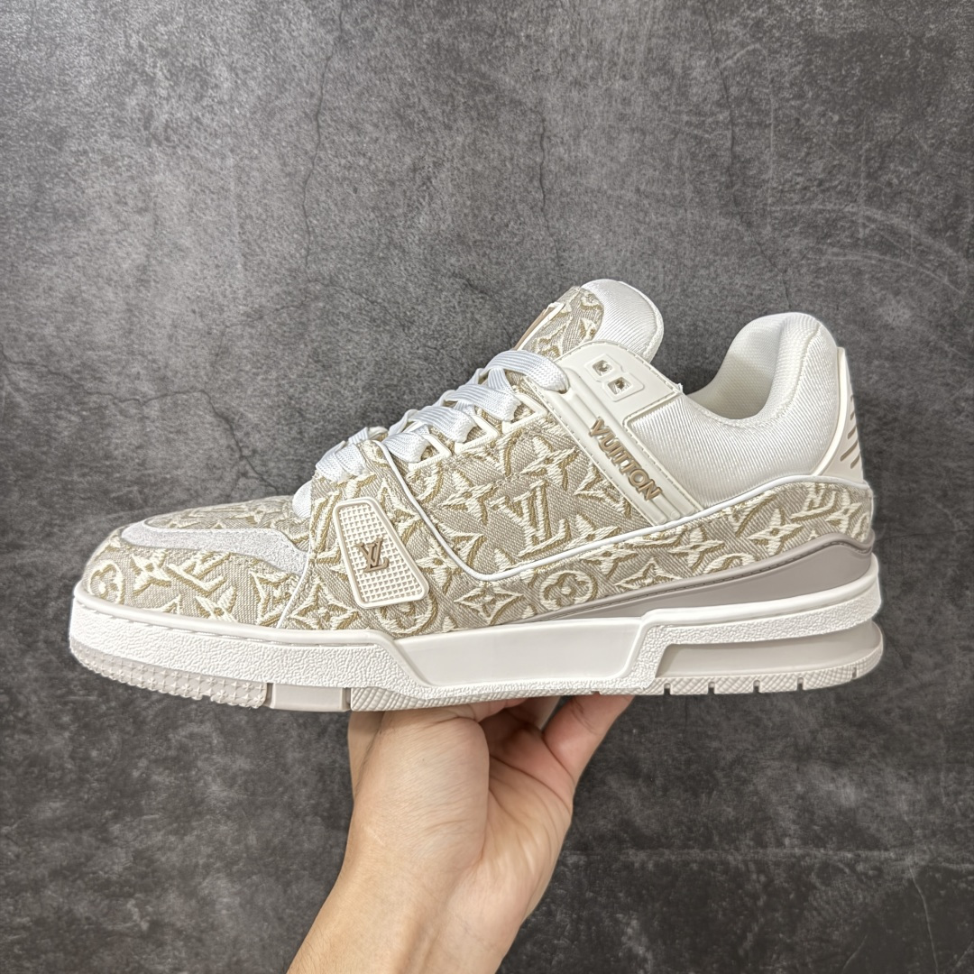 图片[2]-【YS纯原】广奢高端货 LOUIS VUITTON 路易威登 LV Trainer ✦ 原楦原纸版开模，鞋型立体饱满 ✦ 零毛边、零溢胶、零线头瑕疵 ✦ 细节与原版一致 区分市面通货 ✦ 多层叠片＋电脑针车，针距密度一致 ✦ Monogram浮雕＋3D高频压纹 ✦ 多密度发泡中底：支撑回弹媲美专柜 ✦ 原装橡胶大底：含胶量高、纹路深、双拼接零偏差 ✦ ZP级原装包装：专柜款鞋盒＋防尘袋＋说明书 尺码：38-45-选品中心