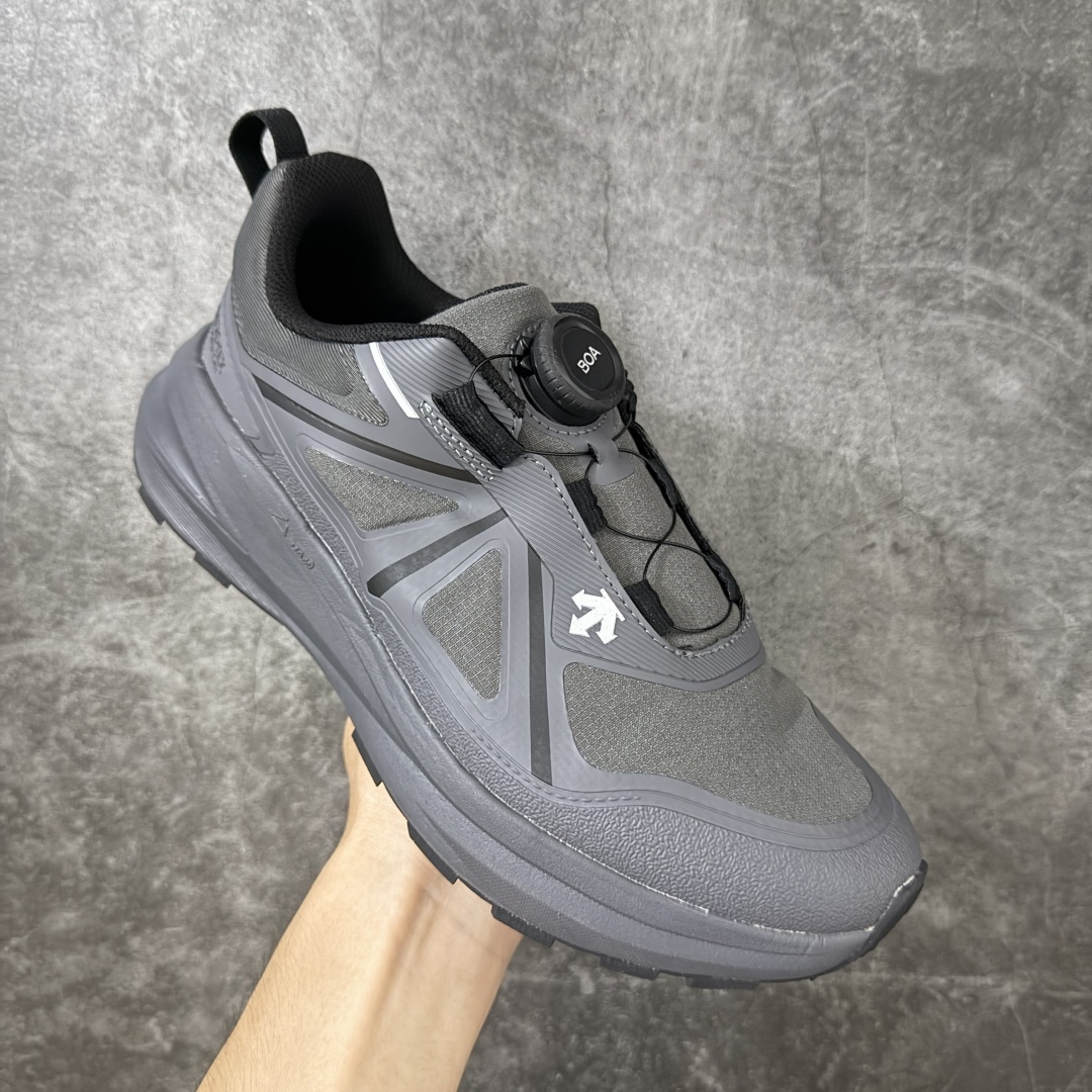 图片[3]-【公司级】DESCENTE 迪桑特 LAVITATE WIRE 3.0 GTX 城市通勤 户外低帮防水跑鞋 鞋面搭载 GORE-TEX 防水透气膜，能有效阻挡雨水渗入，同时排出鞋内湿气，雨天通勤、轻徒步都能保持干爽舒适。鞋舌处的 BOA 旋钮，轻轻一拧就能快速收紧鞋带，穿脱超方便，运动中也能随时调节包裹度。中底搭载迪桑特的 LAVITATE 缓震科技，脚感软弹且回弹迅速，长距离跑步或日常暴走都能有效缓解足部压力。外底采用耐磨橡胶材质，纹路专为湿滑路面和柏油路优化，抓地力强，无论是跑步还是日常通勤都很合适。 尺码：36 37 38 39 40 41 42 43 44 45-选品中心