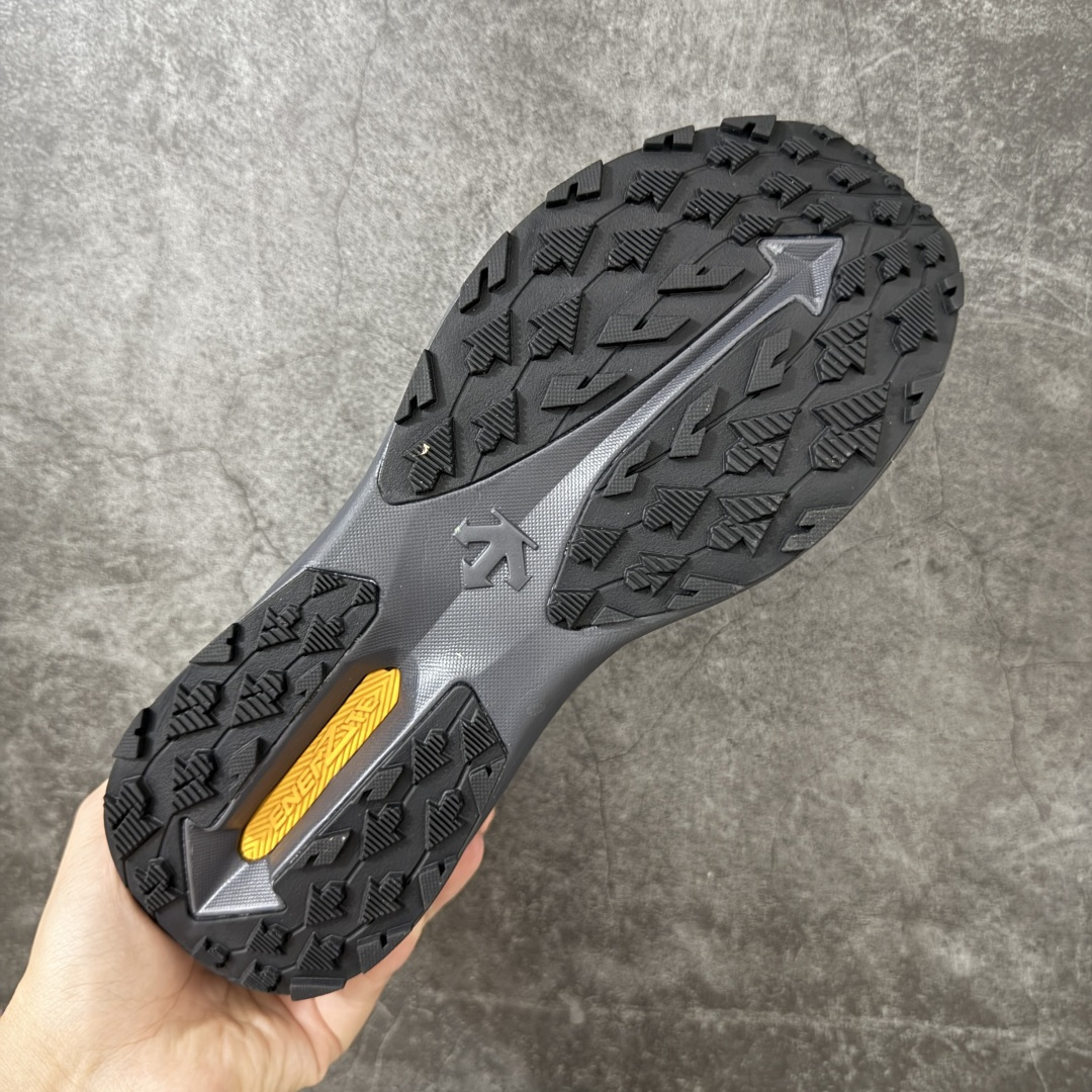 图片[9]-【公司级】DESCENTE 迪桑特 LAVITATE WIRE 3.0 GTX 城市通勤 户外低帮防水跑鞋 鞋面搭载 GORE-TEX 防水透气膜，能有效阻挡雨水渗入，同时排出鞋内湿气，雨天通勤、轻徒步都能保持干爽舒适。鞋舌处的 BOA 旋钮，轻轻一拧就能快速收紧鞋带，穿脱超方便，运动中也能随时调节包裹度。中底搭载迪桑特的 LAVITATE 缓震科技，脚感软弹且回弹迅速，长距离跑步或日常暴走都能有效缓解足部压力。外底采用耐磨橡胶材质，纹路专为湿滑路面和柏油路优化，抓地力强，无论是跑步还是日常通勤都很合适。 尺码：36 37 38 39 40 41 42 43 44 45-选品中心