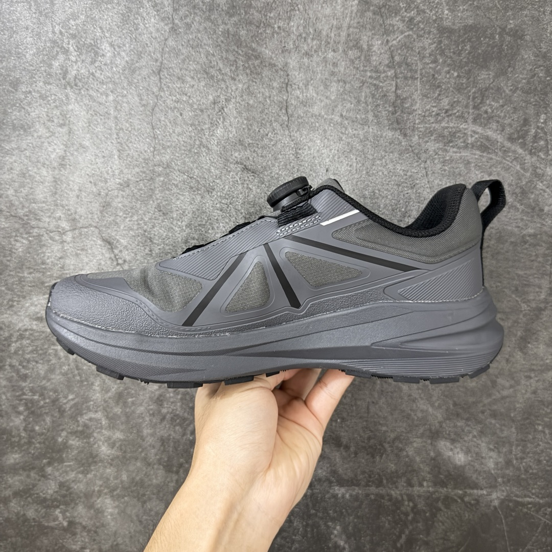图片[2]-【公司级】DESCENTE 迪桑特 LAVITATE WIRE 3.0 GTX 城市通勤 户外低帮防水跑鞋 鞋面搭载 GORE-TEX 防水透气膜，能有效阻挡雨水渗入，同时排出鞋内湿气，雨天通勤、轻徒步都能保持干爽舒适。鞋舌处的 BOA 旋钮，轻轻一拧就能快速收紧鞋带，穿脱超方便，运动中也能随时调节包裹度。中底搭载迪桑特的 LAVITATE 缓震科技，脚感软弹且回弹迅速，长距离跑步或日常暴走都能有效缓解足部压力。外底采用耐磨橡胶材质，纹路专为湿滑路面和柏油路优化，抓地力强，无论是跑步还是日常通勤都很合适。 尺码：36 37 38 39 40 41 42 43 44 45-选品中心