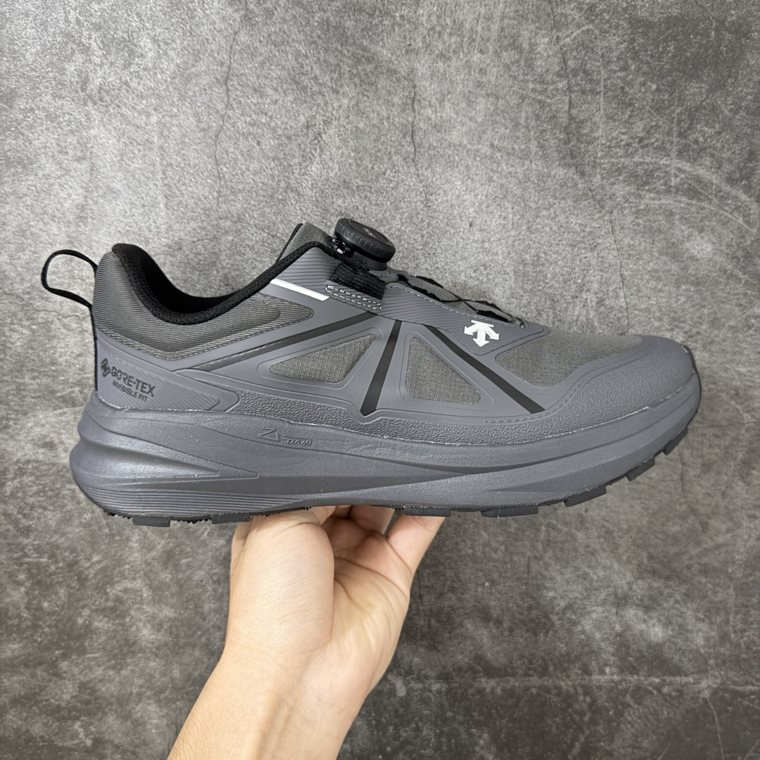 【公司级】DESCENTE 迪桑特 LAVITATE WIRE 3.0 GTX 城市通勤 户外低帮防水跑鞋 鞋面搭载 GORE-TEX 防水透气膜，能有效阻挡雨水渗入，同时排出鞋内湿气，雨天通勤、轻徒步都能保持干爽舒适。鞋舌处的 BOA 旋钮，轻轻一拧就能快速收紧鞋带，穿脱超方便，运动中也能随时调节包裹度。中底搭载迪桑特的 LAVITATE 缓震科技，脚感软弹且回弹迅速，长距离跑步或日常暴走都能有效缓解足部压力。外底采用耐磨橡胶材质，纹路专为湿滑路面和柏油路优化，抓地力强，无论是跑步还是日常通勤都很合适。 尺码：36 37 38 39 40 41 42 43 44 45-选品中心