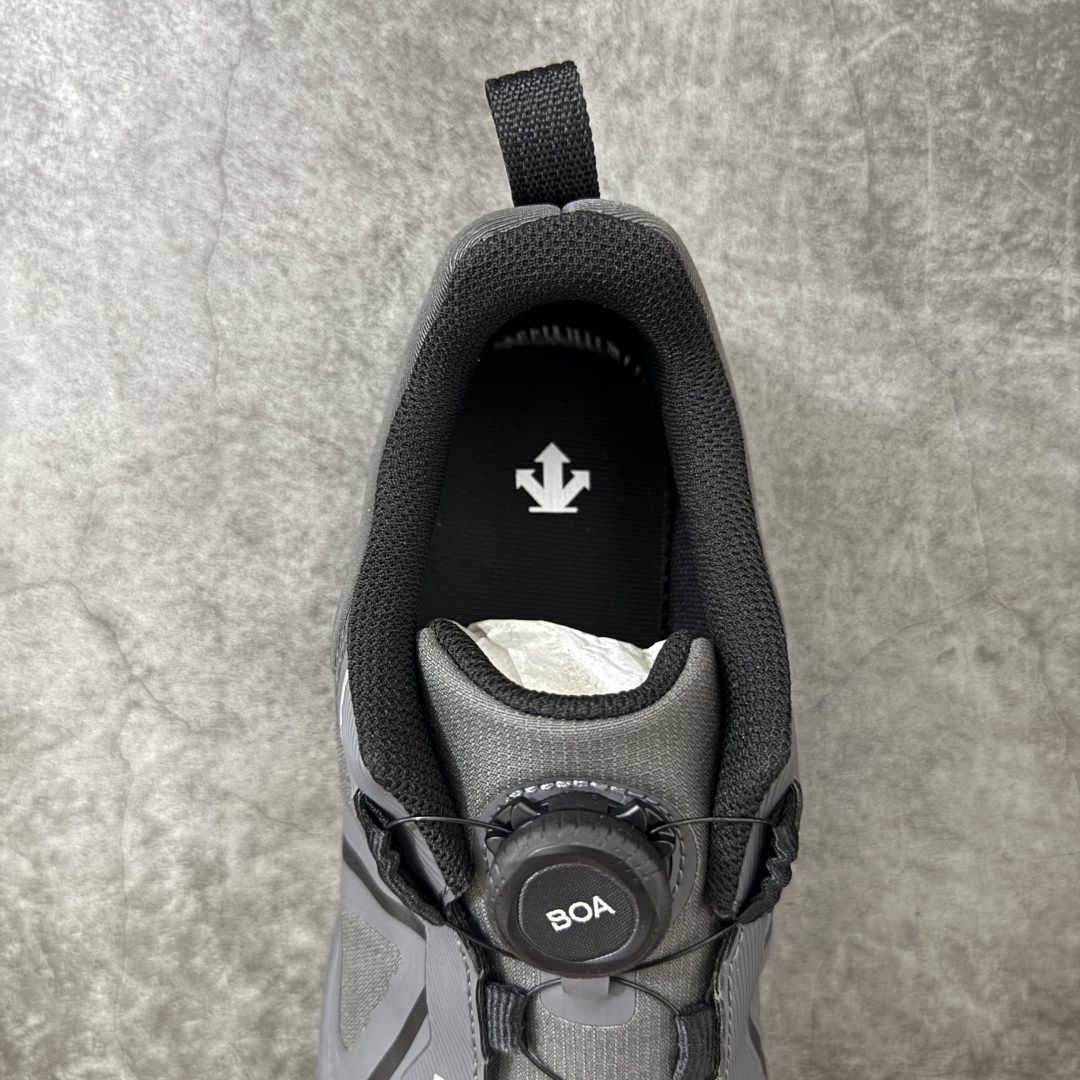 图片[8]-【公司级】DESCENTE 迪桑特 LAVITATE WIRE 3.0 GTX 城市通勤 户外低帮防水跑鞋 鞋面搭载 GORE-TEX 防水透气膜，能有效阻挡雨水渗入，同时排出鞋内湿气，雨天通勤、轻徒步都能保持干爽舒适。鞋舌处的 BOA 旋钮，轻轻一拧就能快速收紧鞋带，穿脱超方便，运动中也能随时调节包裹度。中底搭载迪桑特的 LAVITATE 缓震科技，脚感软弹且回弹迅速，长距离跑步或日常暴走都能有效缓解足部压力。外底采用耐磨橡胶材质，纹路专为湿滑路面和柏油路优化，抓地力强，无论是跑步还是日常通勤都很合适。 尺码：36 37 38 39 40 41 42 43 44 45-选品中心