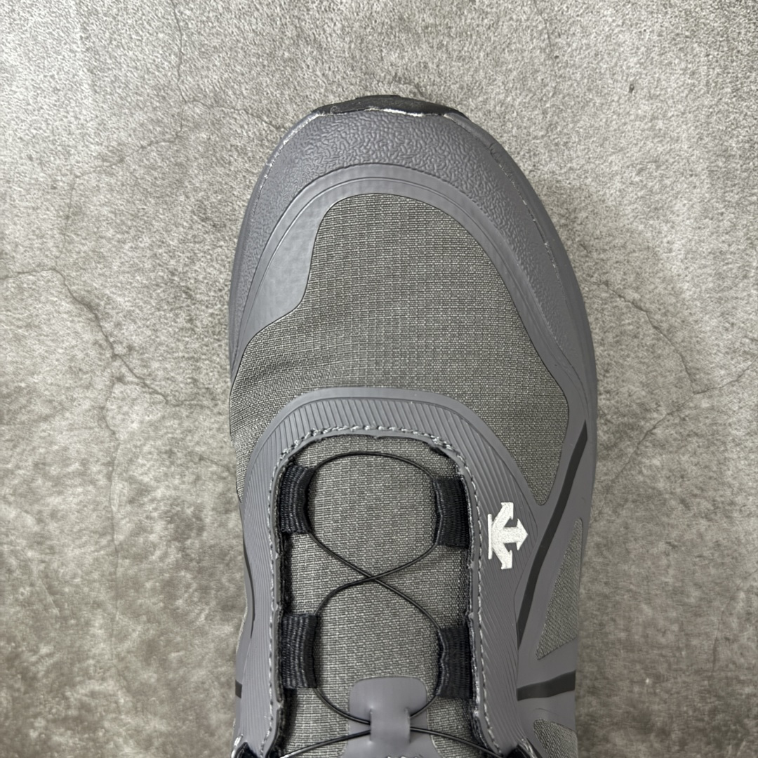 图片[5]-【公司级】DESCENTE 迪桑特 LAVITATE WIRE 3.0 GTX 城市通勤 户外低帮防水跑鞋 鞋面搭载 GORE-TEX 防水透气膜，能有效阻挡雨水渗入，同时排出鞋内湿气，雨天通勤、轻徒步都能保持干爽舒适。鞋舌处的 BOA 旋钮，轻轻一拧就能快速收紧鞋带，穿脱超方便，运动中也能随时调节包裹度。中底搭载迪桑特的 LAVITATE 缓震科技，脚感软弹且回弹迅速，长距离跑步或日常暴走都能有效缓解足部压力。外底采用耐磨橡胶材质，纹路专为湿滑路面和柏油路优化，抓地力强，无论是跑步还是日常通勤都很合适。 尺码：36 37 38 39 40 41 42 43 44 45-选品中心