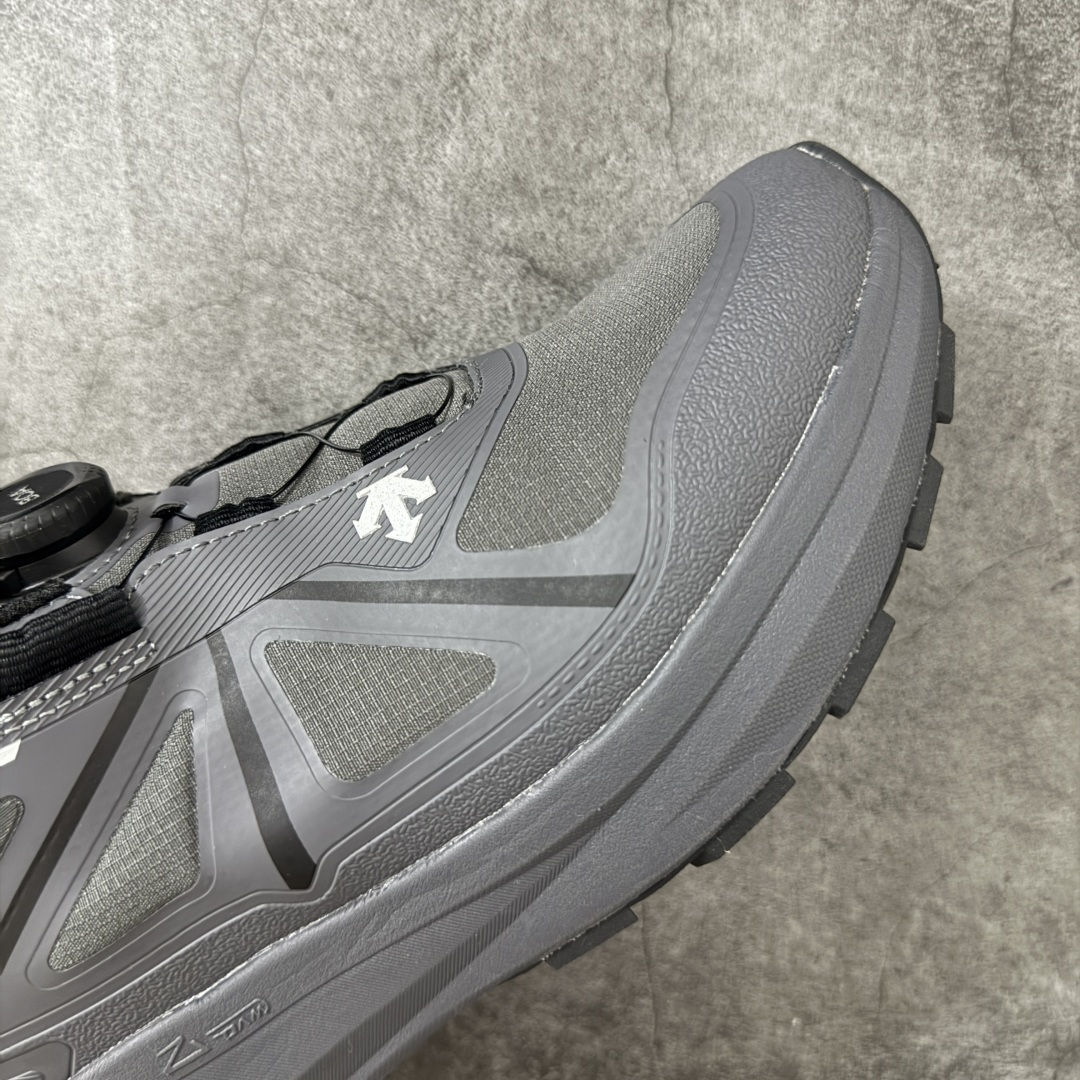 图片[6]-【公司级】DESCENTE 迪桑特 LAVITATE WIRE 3.0 GTX 城市通勤 户外低帮防水跑鞋 鞋面搭载 GORE-TEX 防水透气膜，能有效阻挡雨水渗入，同时排出鞋内湿气，雨天通勤、轻徒步都能保持干爽舒适。鞋舌处的 BOA 旋钮，轻轻一拧就能快速收紧鞋带，穿脱超方便，运动中也能随时调节包裹度。中底搭载迪桑特的 LAVITATE 缓震科技，脚感软弹且回弹迅速，长距离跑步或日常暴走都能有效缓解足部压力。外底采用耐磨橡胶材质，纹路专为湿滑路面和柏油路优化，抓地力强，无论是跑步还是日常通勤都很合适。 尺码：36 37 38 39 40 41 42 43 44 45-选品中心