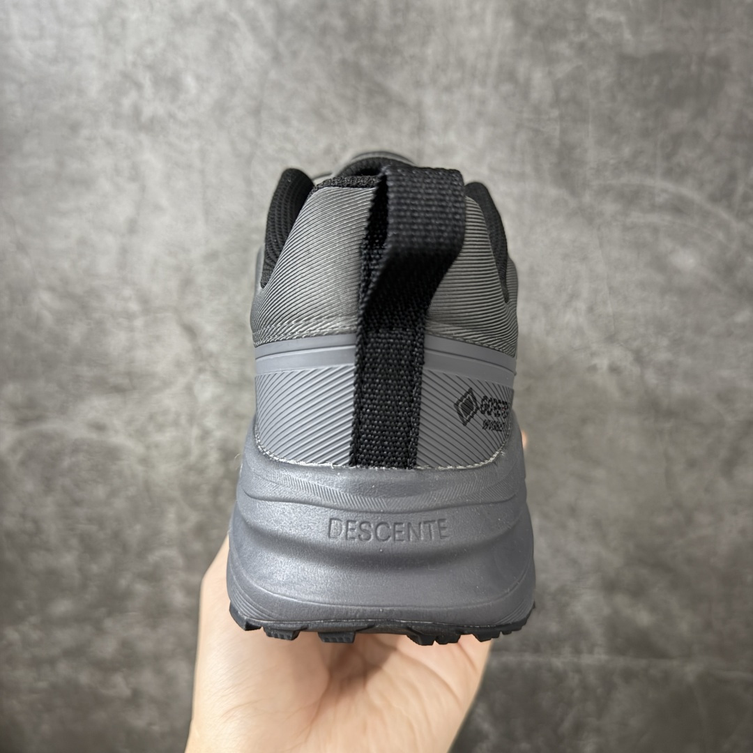 图片[4]-【公司级】DESCENTE 迪桑特 LAVITATE WIRE 3.0 GTX 城市通勤 户外低帮防水跑鞋 鞋面搭载 GORE-TEX 防水透气膜，能有效阻挡雨水渗入，同时排出鞋内湿气，雨天通勤、轻徒步都能保持干爽舒适。鞋舌处的 BOA 旋钮，轻轻一拧就能快速收紧鞋带，穿脱超方便，运动中也能随时调节包裹度。中底搭载迪桑特的 LAVITATE 缓震科技，脚感软弹且回弹迅速，长距离跑步或日常暴走都能有效缓解足部压力。外底采用耐磨橡胶材质，纹路专为湿滑路面和柏油路优化，抓地力强，无论是跑步还是日常通勤都很合适。 尺码：36 37 38 39 40 41 42 43 44 45-选品中心
