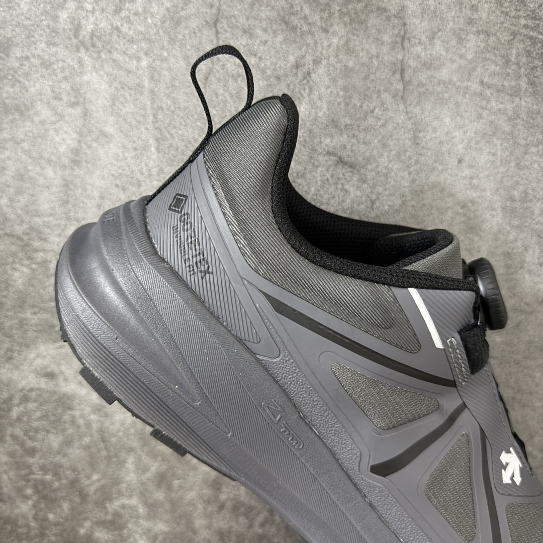 图片[7]-【公司级】DESCENTE 迪桑特 LAVITATE WIRE 3.0 GTX 城市通勤 户外低帮防水跑鞋 鞋面搭载 GORE-TEX 防水透气膜，能有效阻挡雨水渗入，同时排出鞋内湿气，雨天通勤、轻徒步都能保持干爽舒适。鞋舌处的 BOA 旋钮，轻轻一拧就能快速收紧鞋带，穿脱超方便，运动中也能随时调节包裹度。中底搭载迪桑特的 LAVITATE 缓震科技，脚感软弹且回弹迅速，长距离跑步或日常暴走都能有效缓解足部压力。外底采用耐磨橡胶材质，纹路专为湿滑路面和柏油路优化，抓地力强，无论是跑步还是日常通勤都很合适。 尺码：36 37 38 39 40 41 42 43 44 45-选品中心